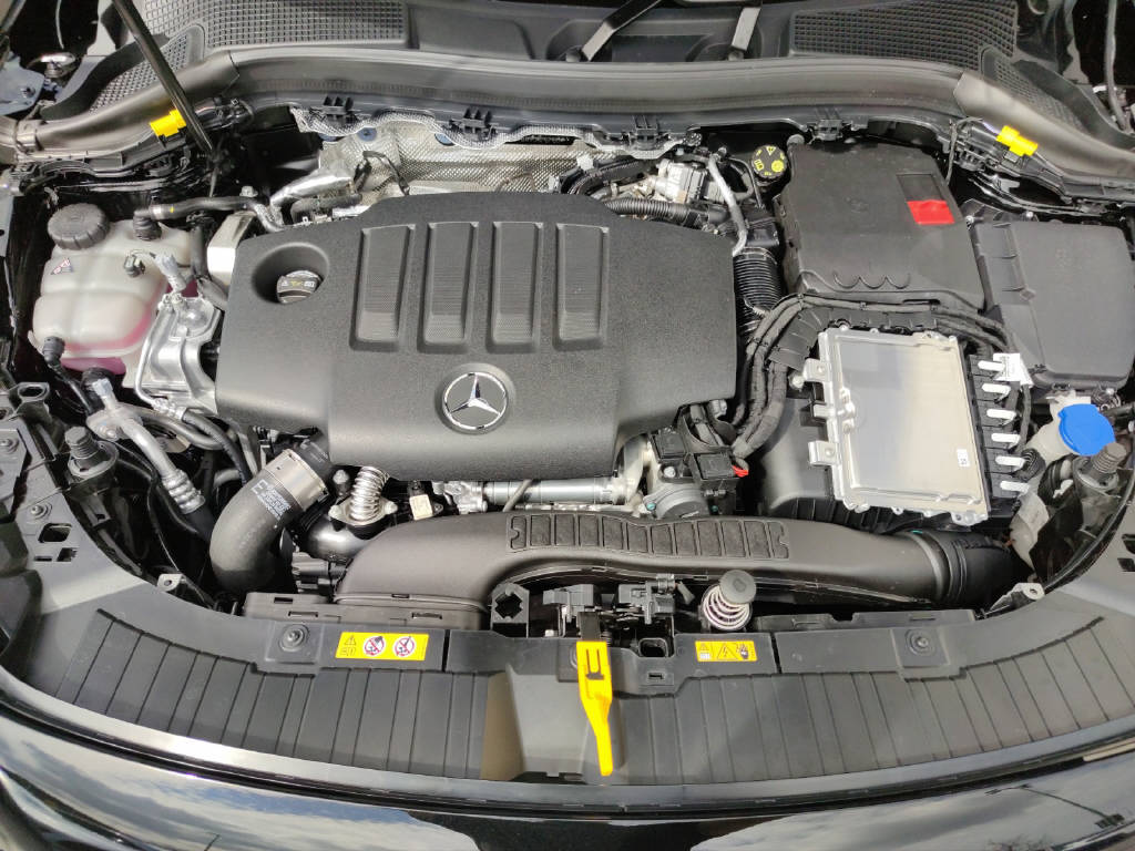 MERCEDES-BENZ GLA 220 d AMG Line 4Matic Swiss Star-image-8