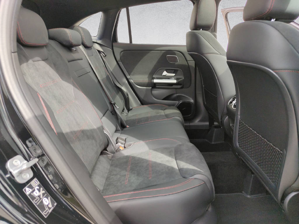 MERCEDES-BENZ GLA 220 d AMG Line 4Matic Swiss Star-image-12