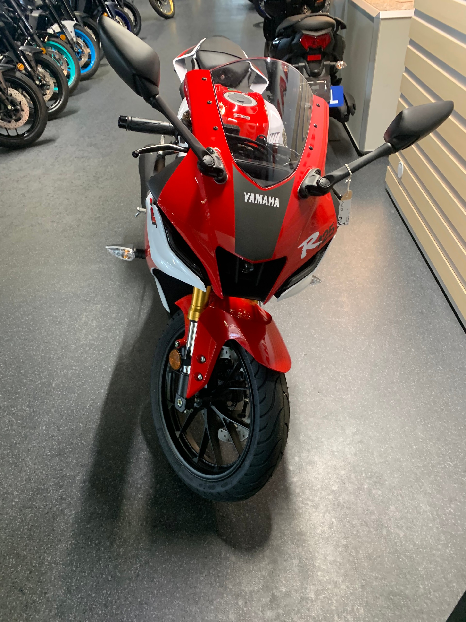 YAMAHA YZF-R 125 ABS-showroom-element-1