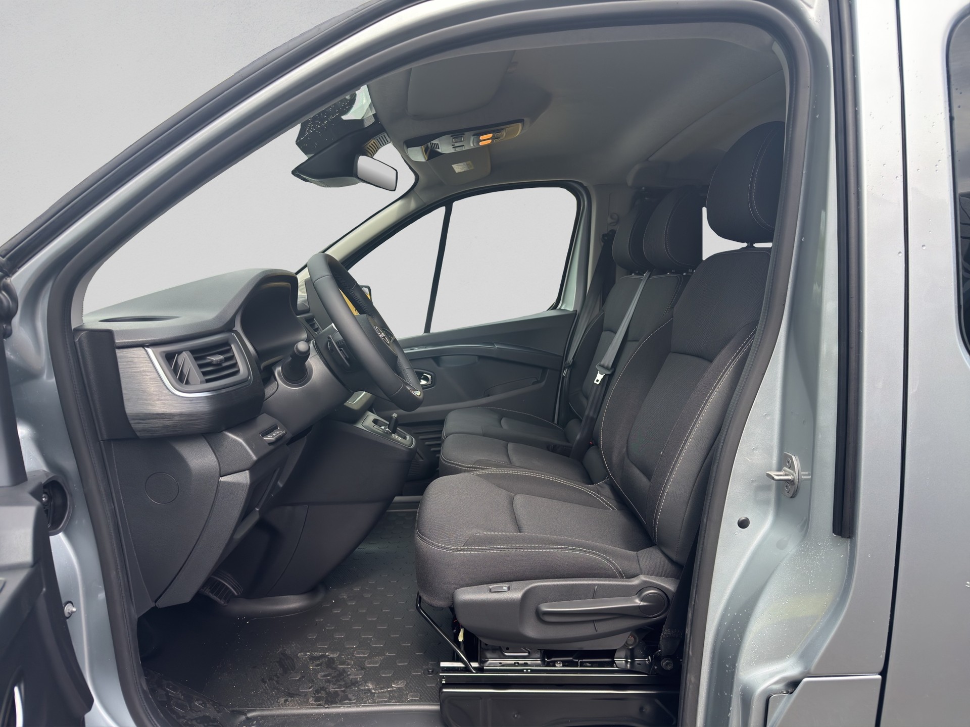 NISSAN Tekna L1H1 170 2.0dCi 9pl-image-9
