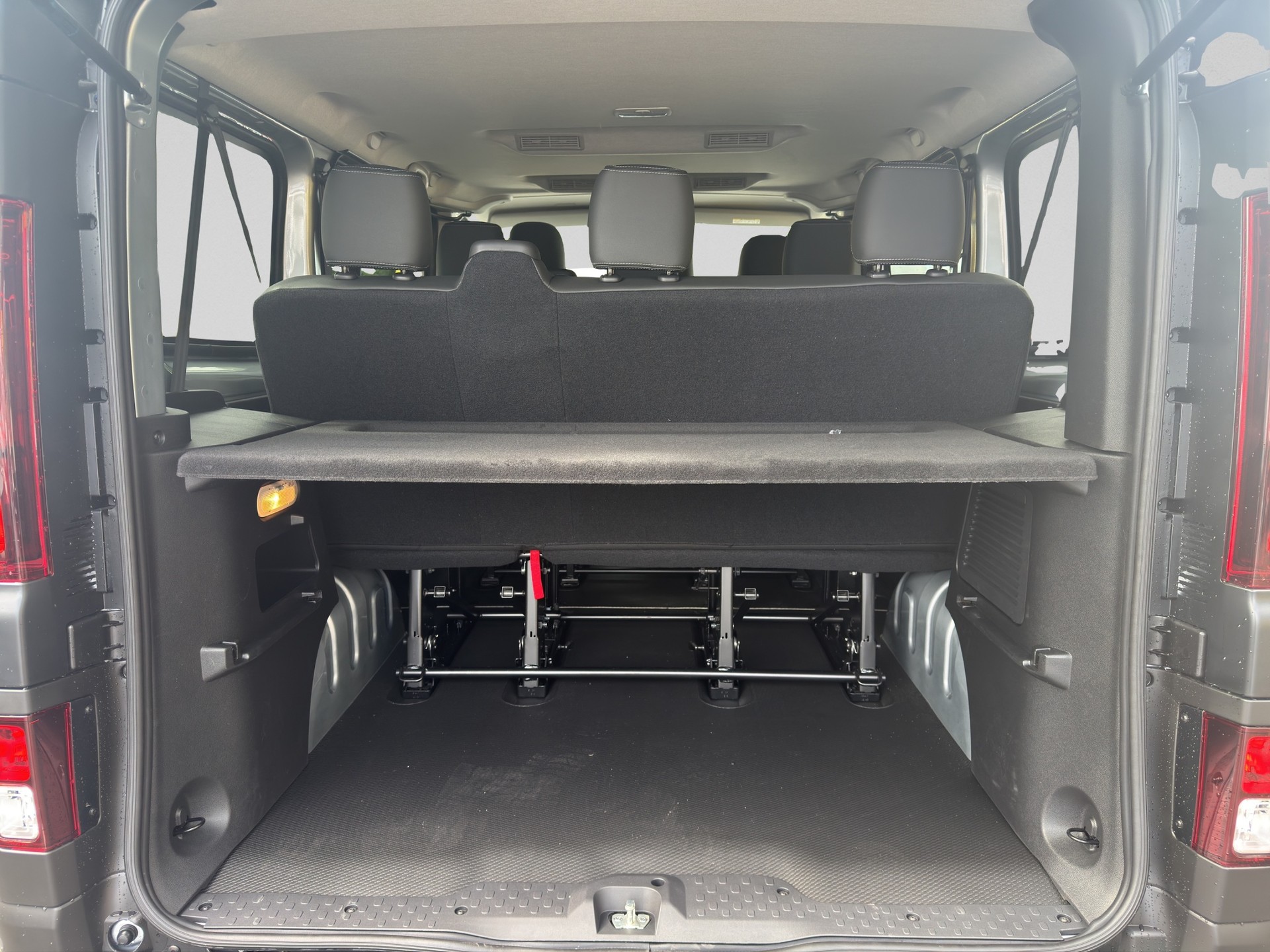 NISSAN Tekna L1H1 170 2.0dCi 9pl-image-14