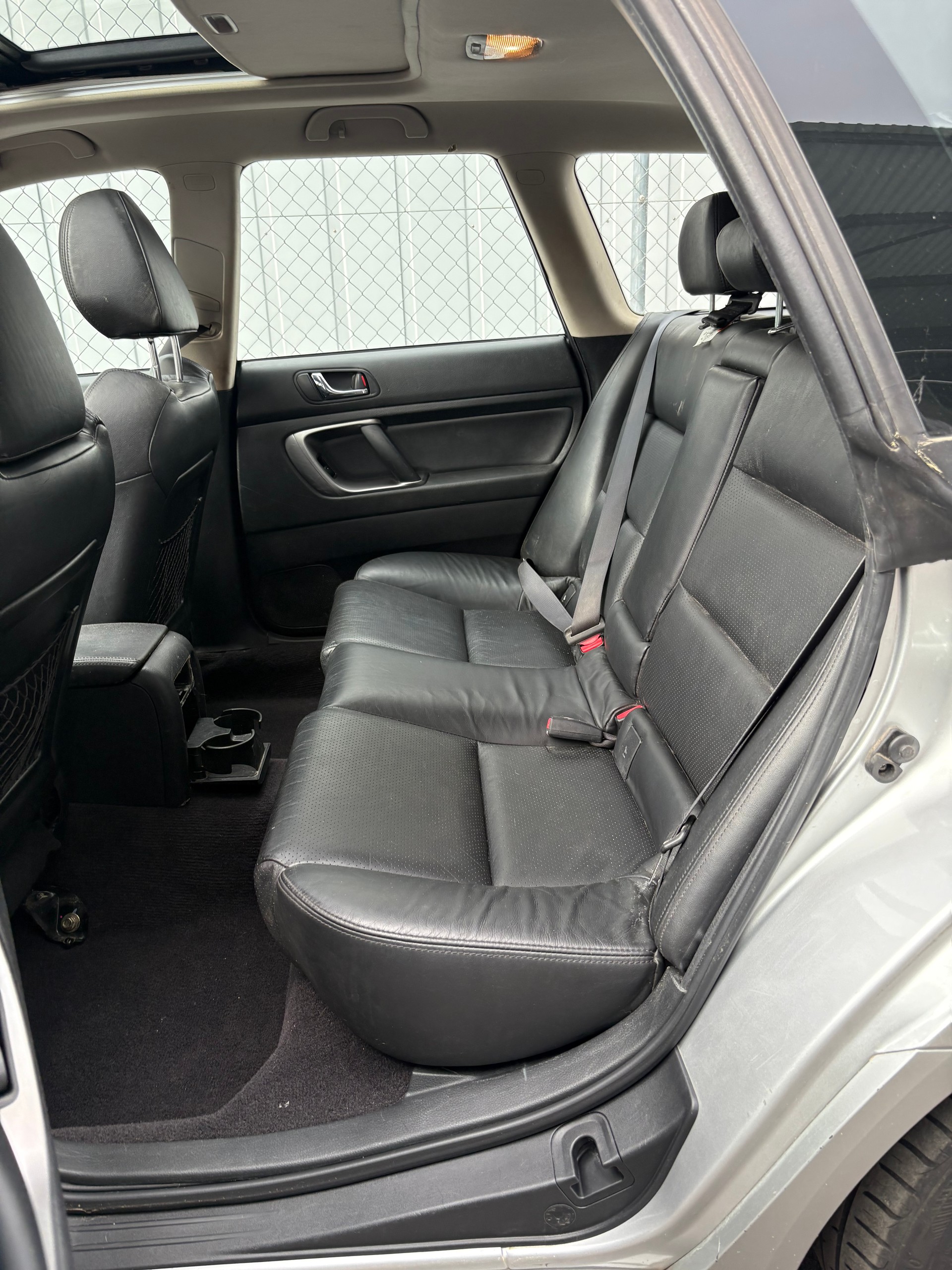 SUBARU Legacy 2.0R AWD Swiss-image-11