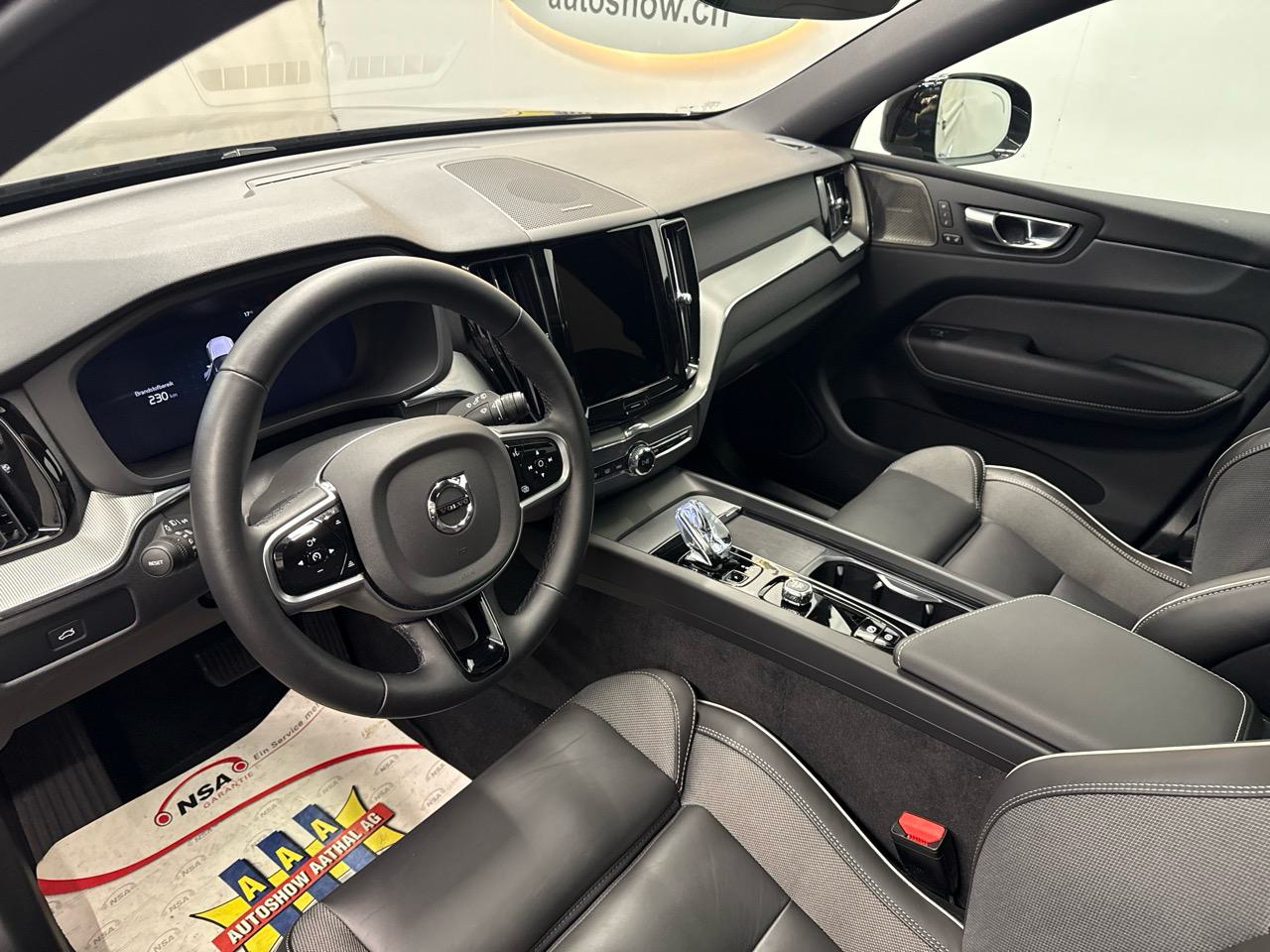 VOLVO XC60 B5 MHD AWD Black Edition Plus Geartronic-image-3