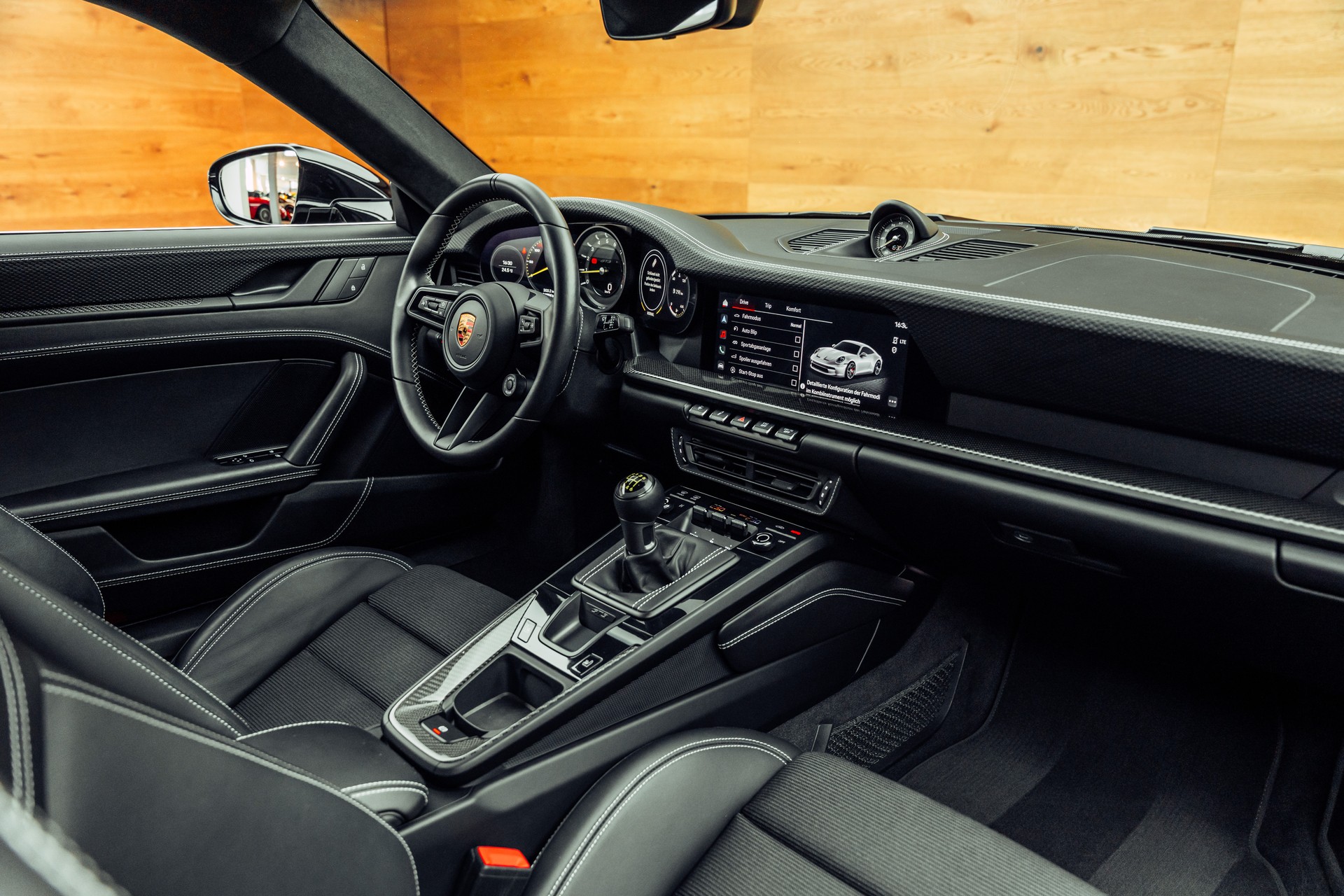 PORSCHE 911 GT3 Touring-image-5