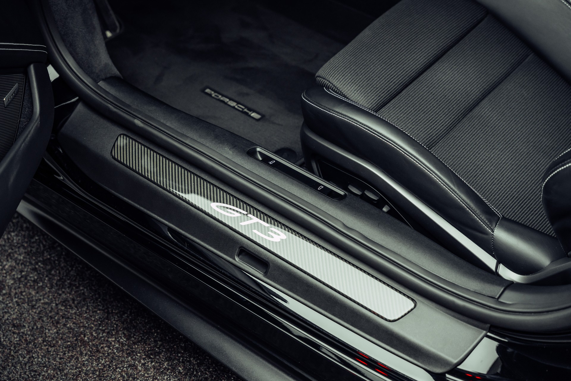 PORSCHE 911 GT3 Touring-image-12