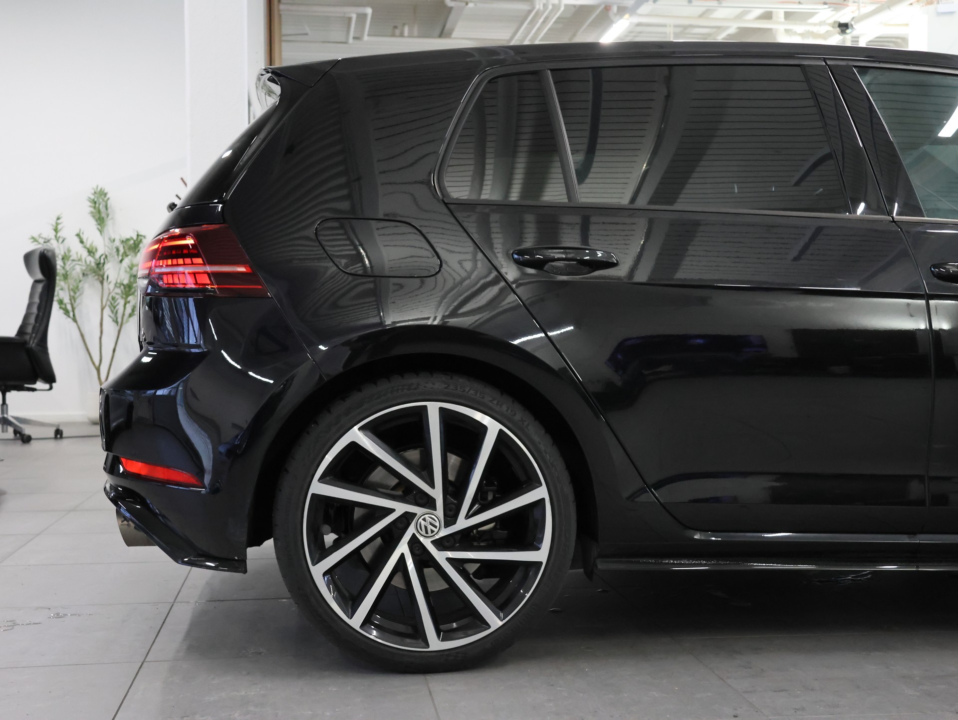VW Golf 2.0 TSI R 4Motion DSG *Sitzheizung* *Rückfahrkamera*-image-12