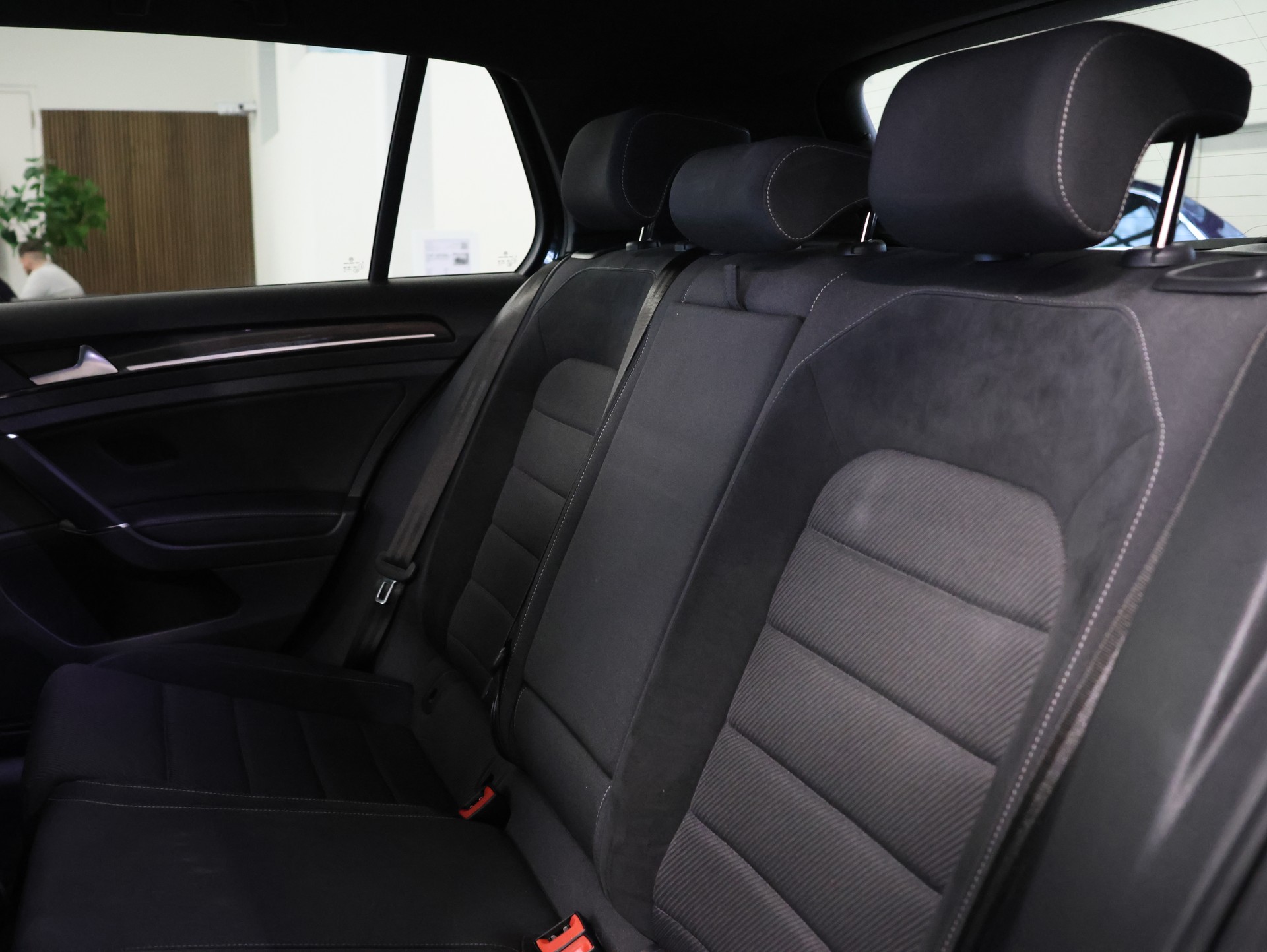 VW Golf 2.0 TSI R 4Motion DSG *Sitzheizung* *Rückfahrkamera*-image-26