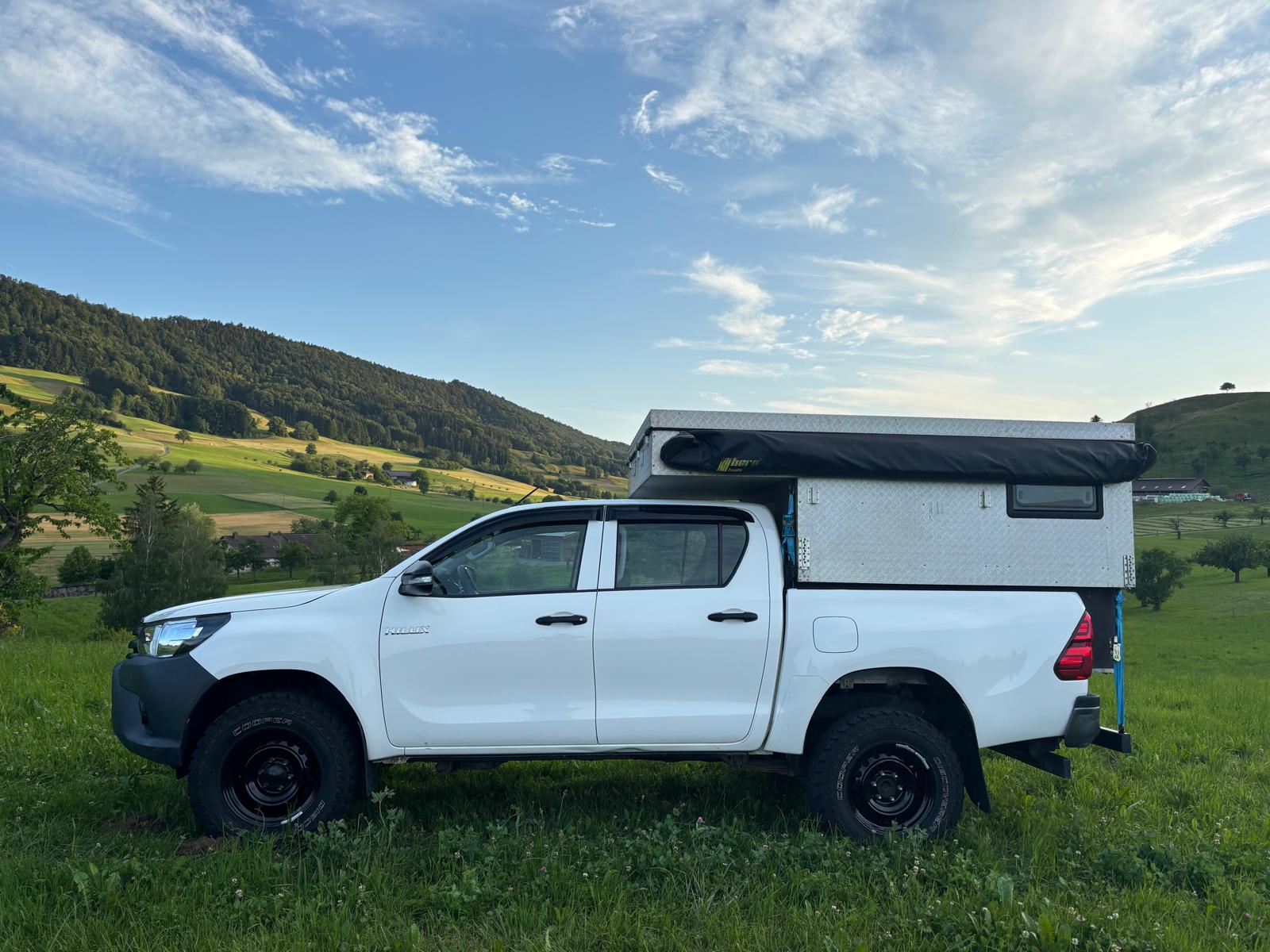 TOYOTA Hilux 2.4D-4D Luna Double Cab 4x4-image-1