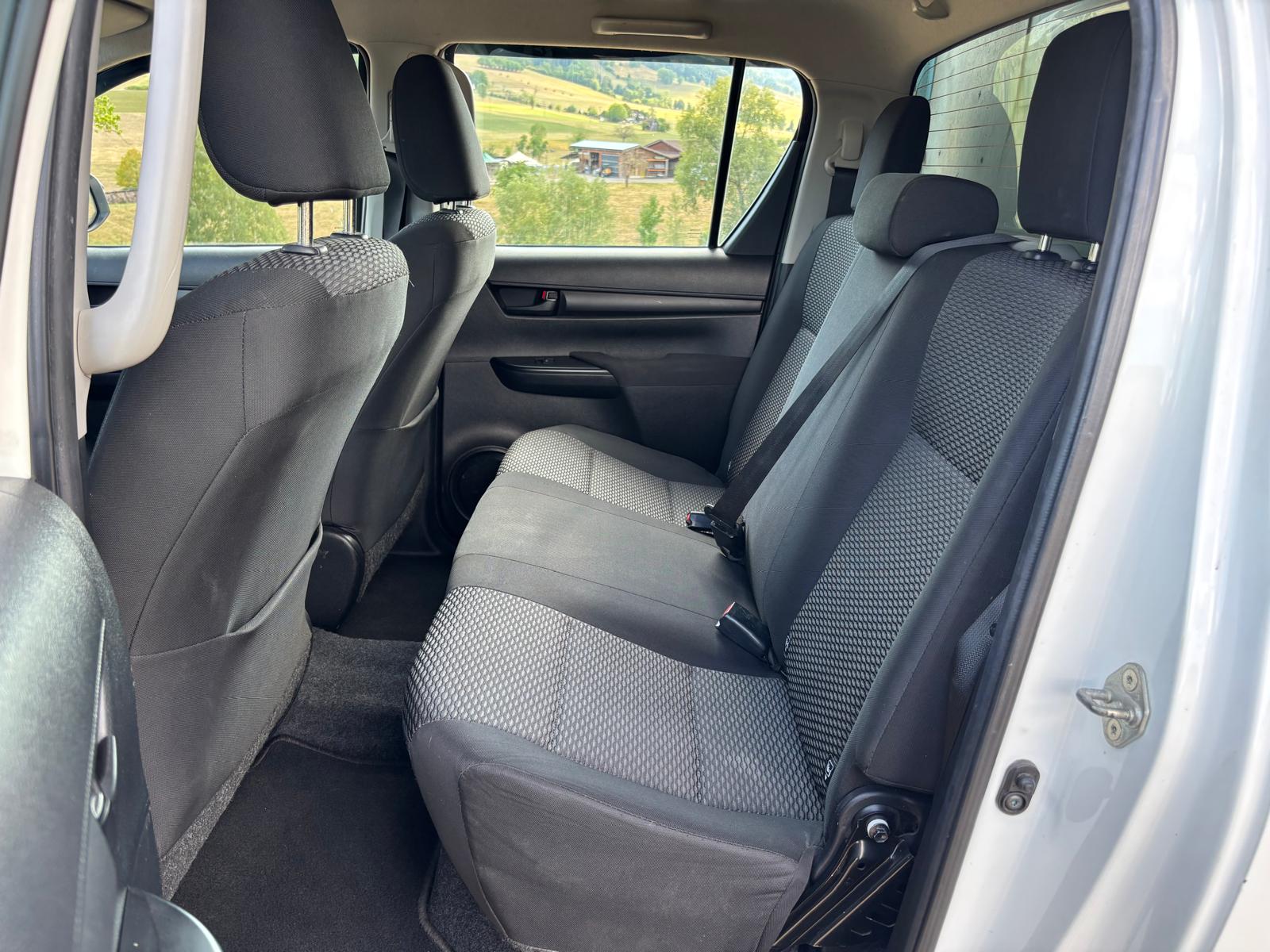 TOYOTA Hilux 2.4D-4D Luna Double Cab 4x4-image-8