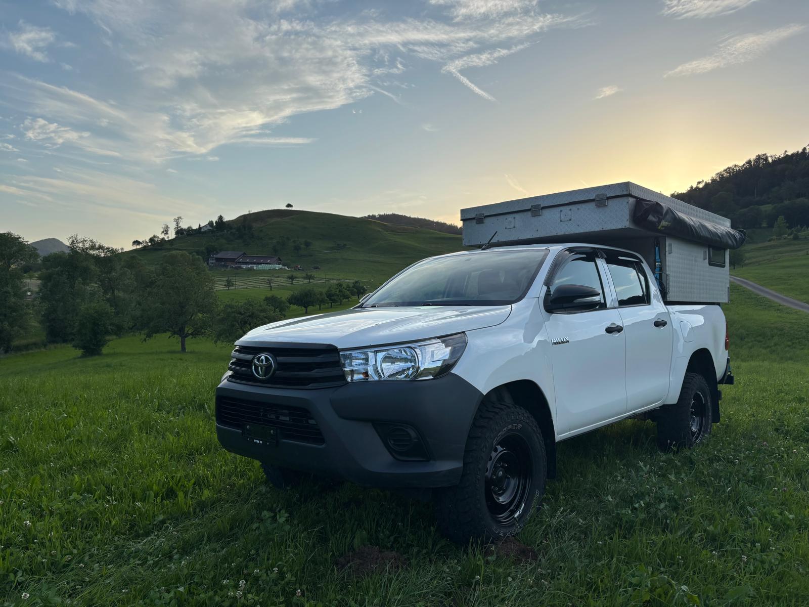 TOYOTA Hilux 2.4D-4D Luna Double Cab 4x4-image-0
