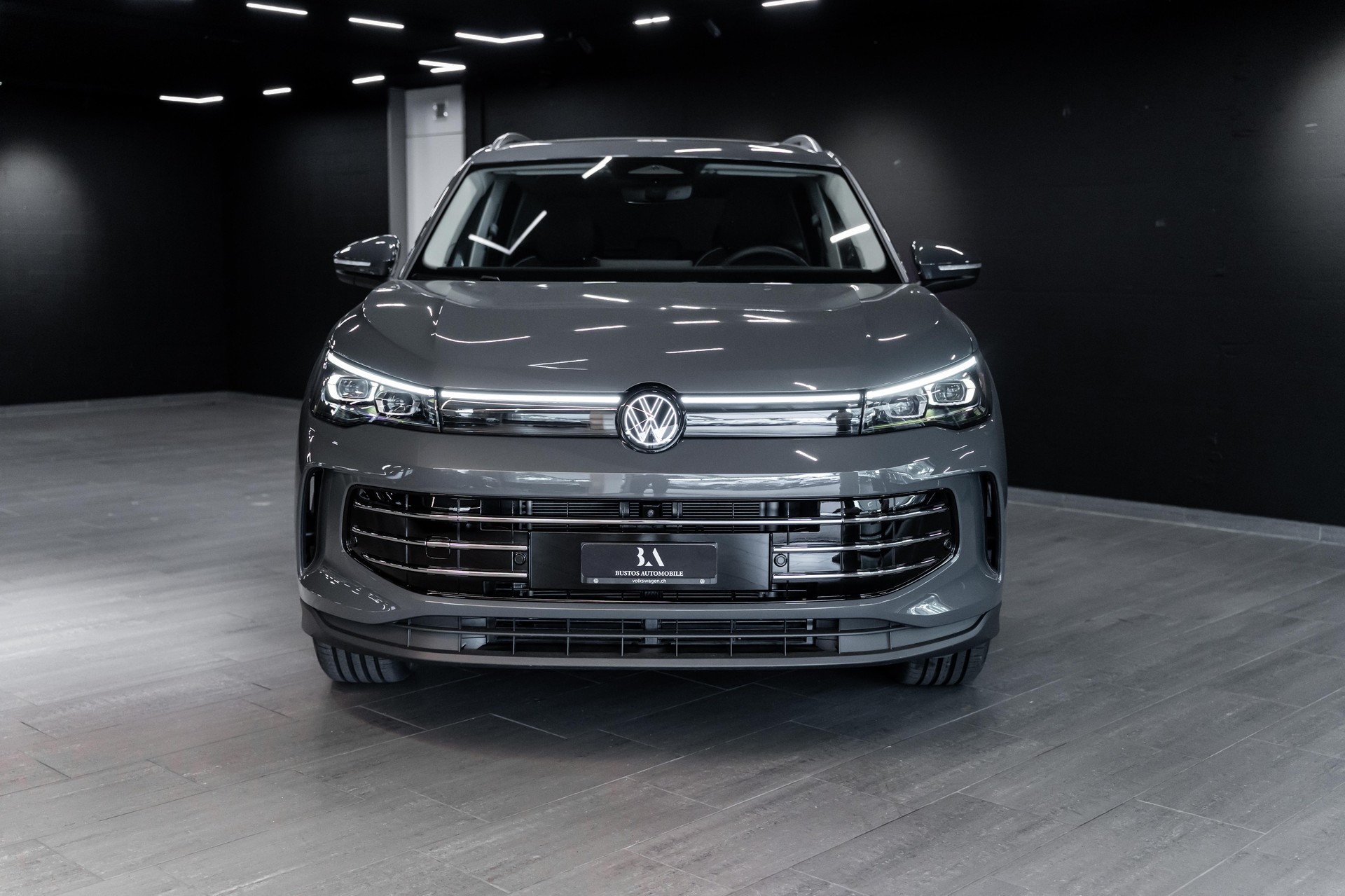 VW Tiguan 2.0 TSI DSG Elegance 4Motion / CH Auto / Werksgarantie / Gratis Service / 8 Fach-image-2