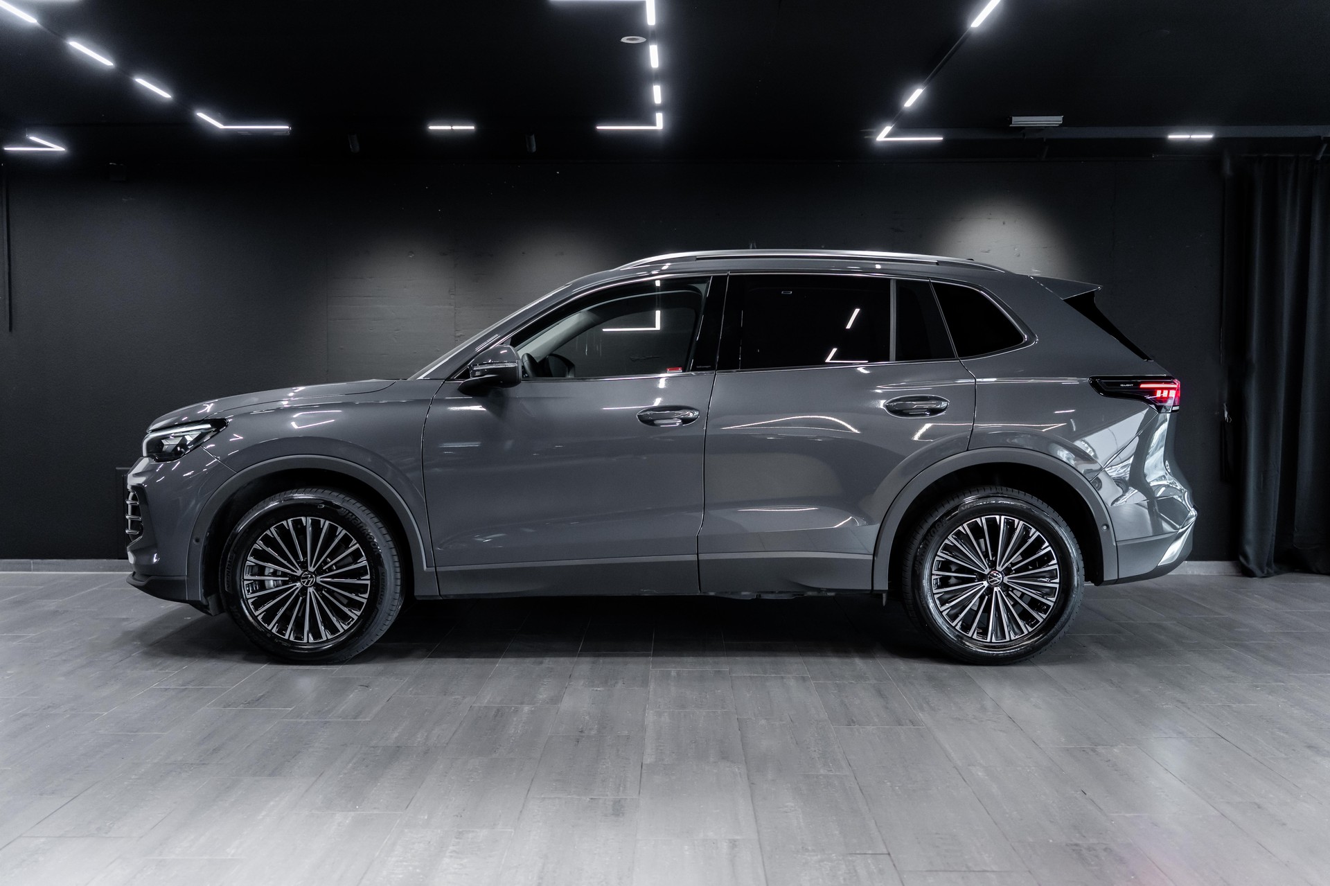 VW Tiguan 2.0 TSI DSG Elegance 4Motion / CH Auto / Werksgarantie / Gratis Service / 8 Fach-image-4