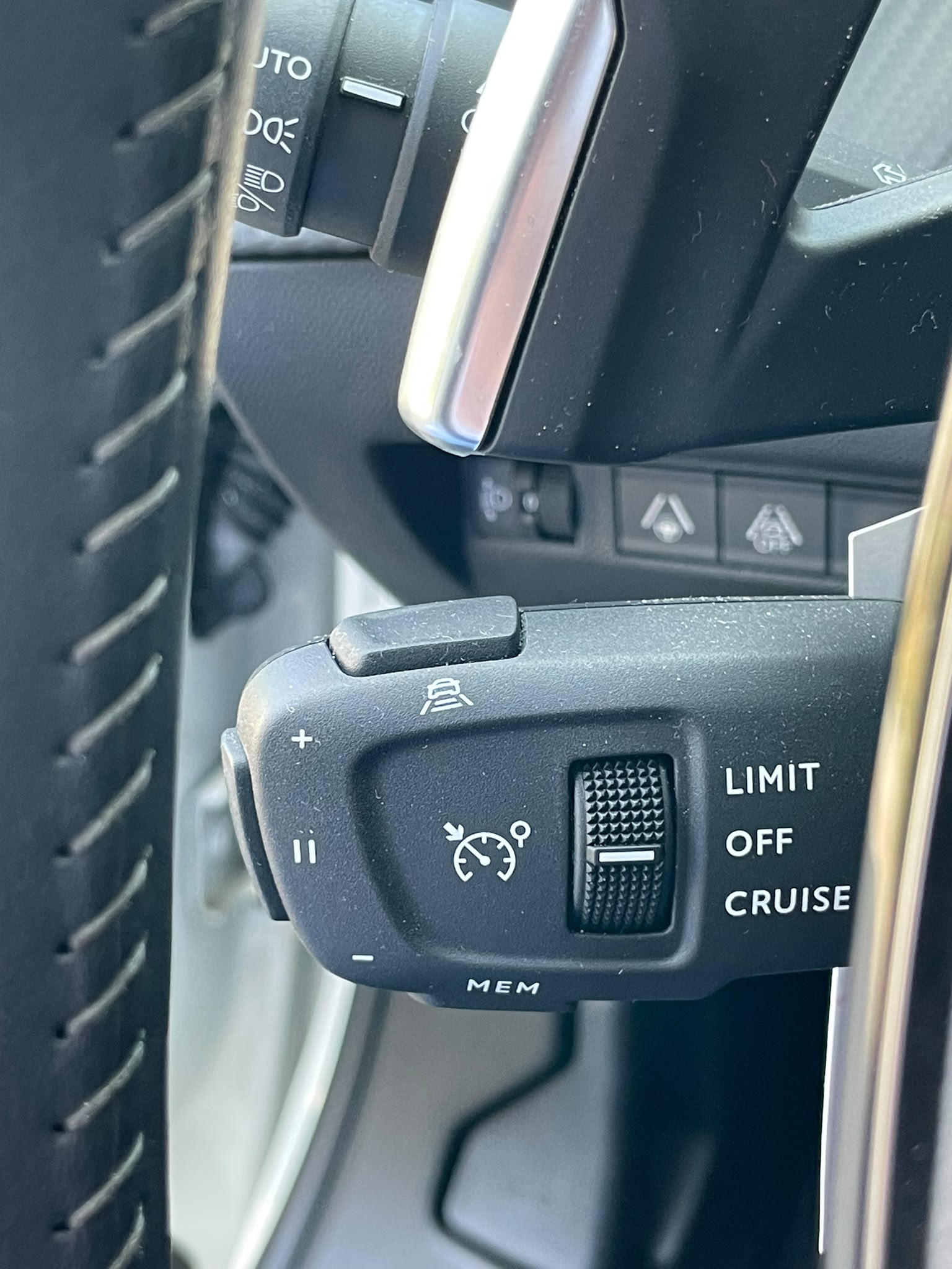 PEUGEOT Facelift 2008 1.2 PureTech Teuerste Version Allure Pack EAT8-image-9