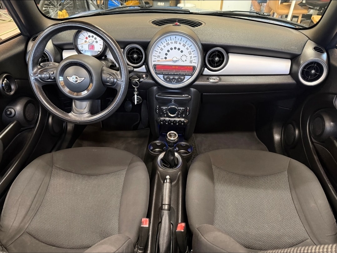 MINI One Cabriolet-image-10