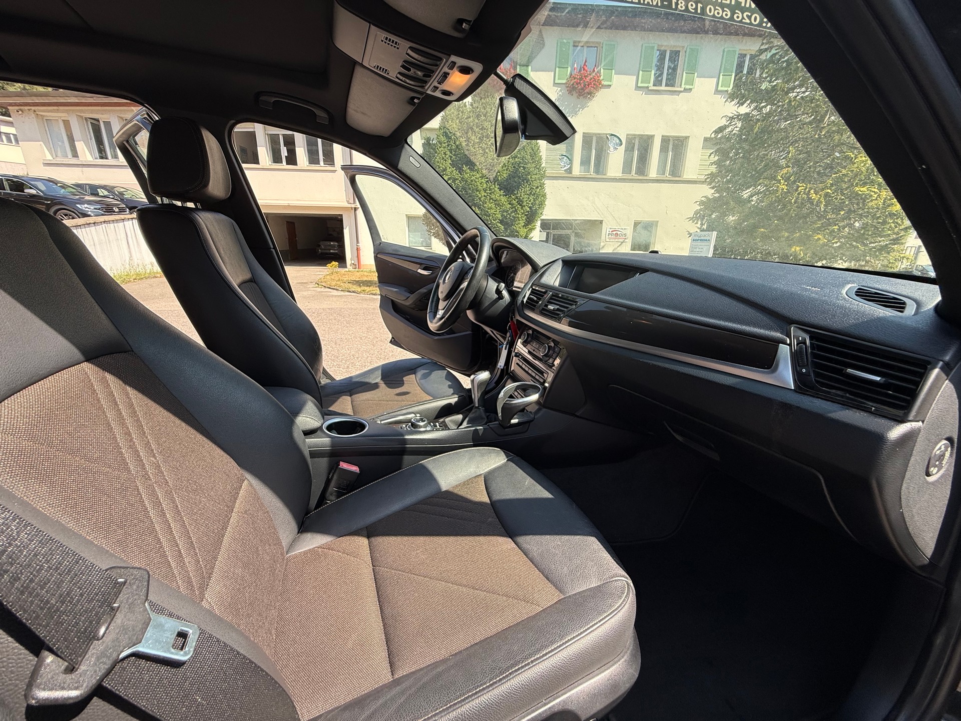 BMW X1 xDrive 18d xLine-image-12