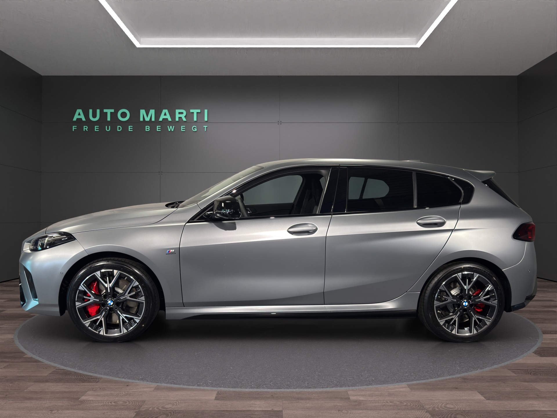 BMW M135i xDrive-showroom-element-1