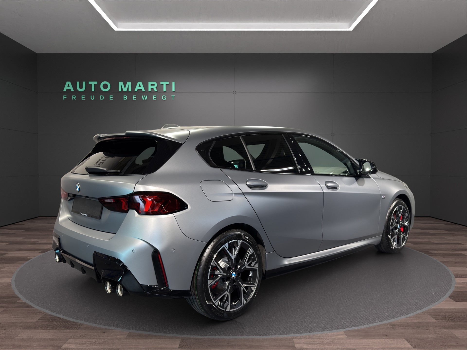 BMW M135i xDrive-showroom-element-3