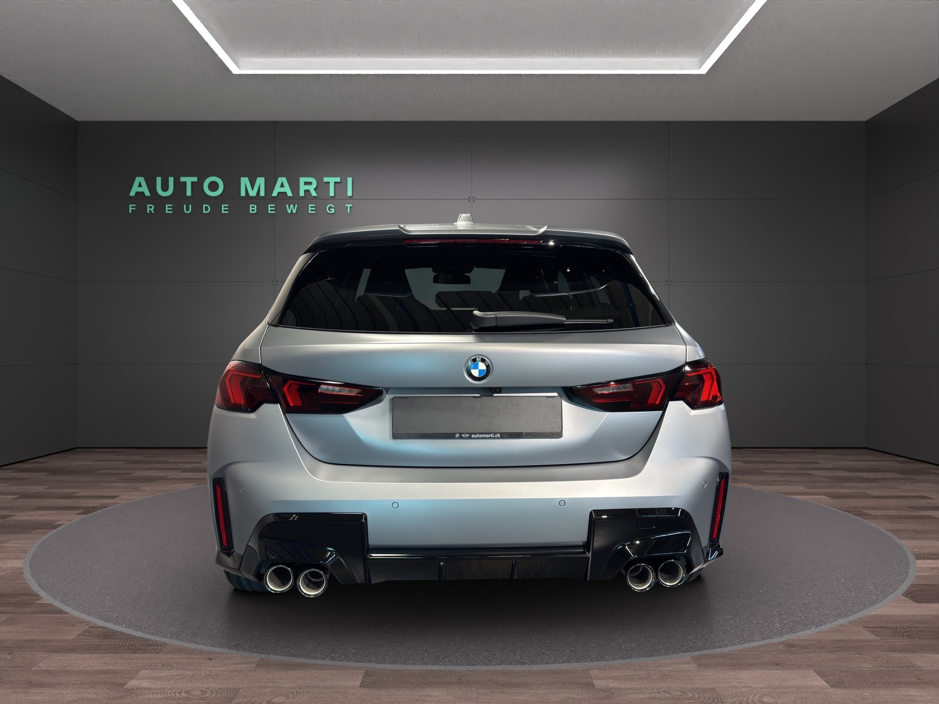BMW M135i xDrive-showroom-element-2