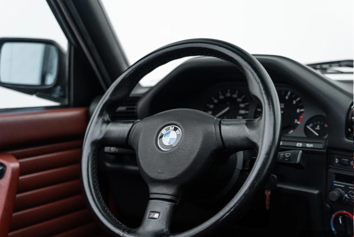 BMW 325i Cabrio-image-5