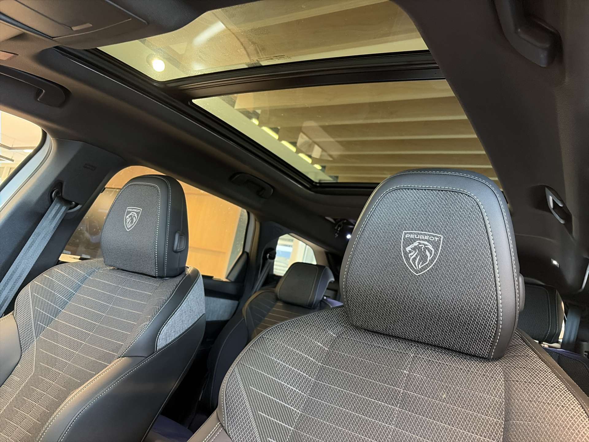 PEUGEOT 5008 145 Hybrid GT 7-Plätzer e-DCS-Automat-image-14