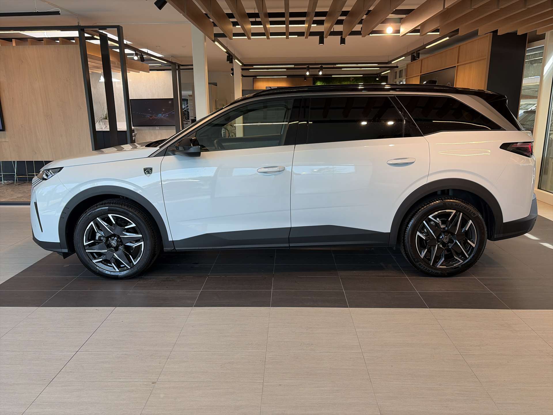 PEUGEOT 5008 145 Hybrid GT 7-Plätzer e-DCS-Automat-image-11