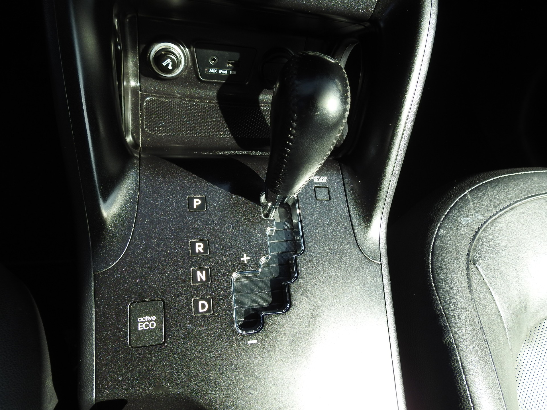 HYUNDAI iX 35 2.0 CRDi Premium 4WD Automatic-image-19