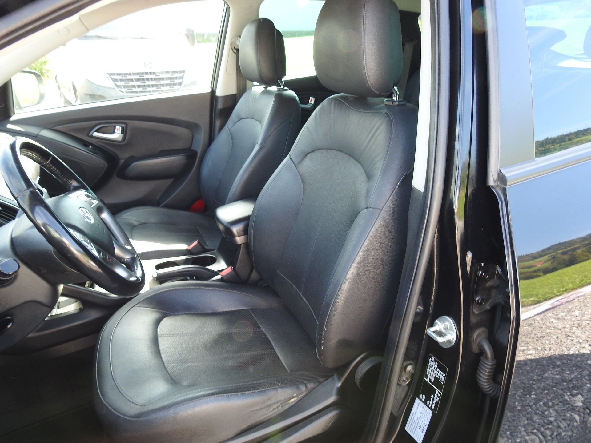 HYUNDAI iX 35 2.0 CRDi Premium 4WD Automatic-image-12