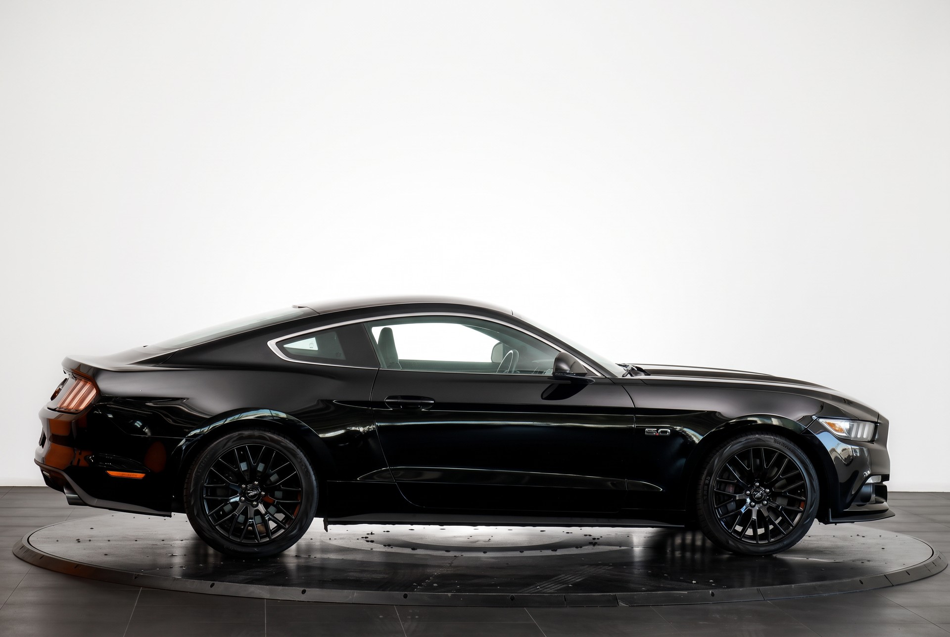 FORD Mustang Fastback 5.0 V8 GT Automat-image-4