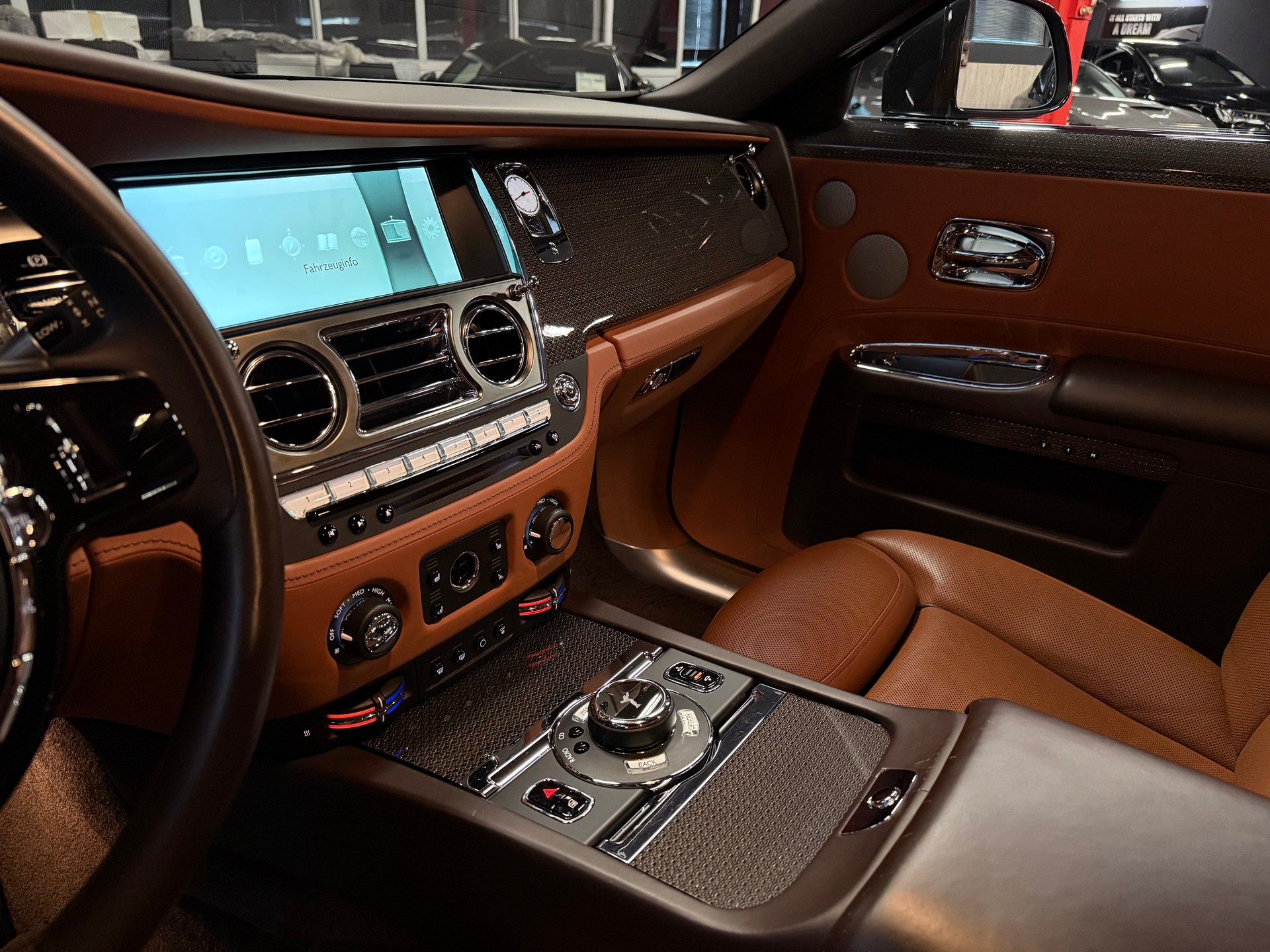 ROLLS-ROYCE Ghost 6.6 V12 Black Badge / ** Facelift / CH Fahrzeug **-image-14