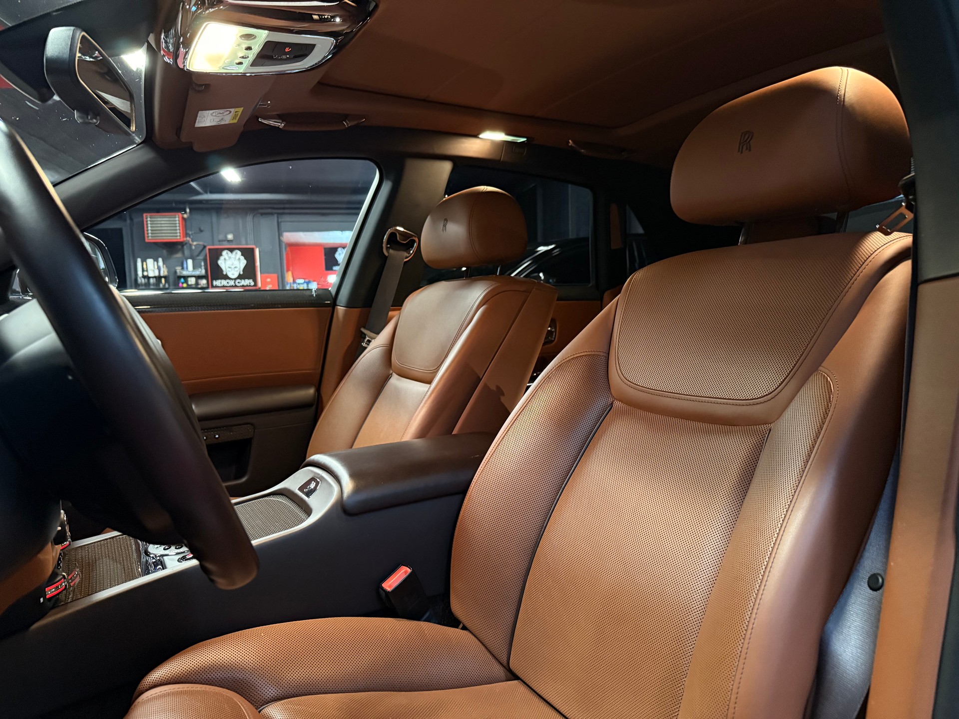 ROLLS-ROYCE Ghost 6.6 V12 Black Badge / ** Facelift / CH Fahrzeug **-image-17