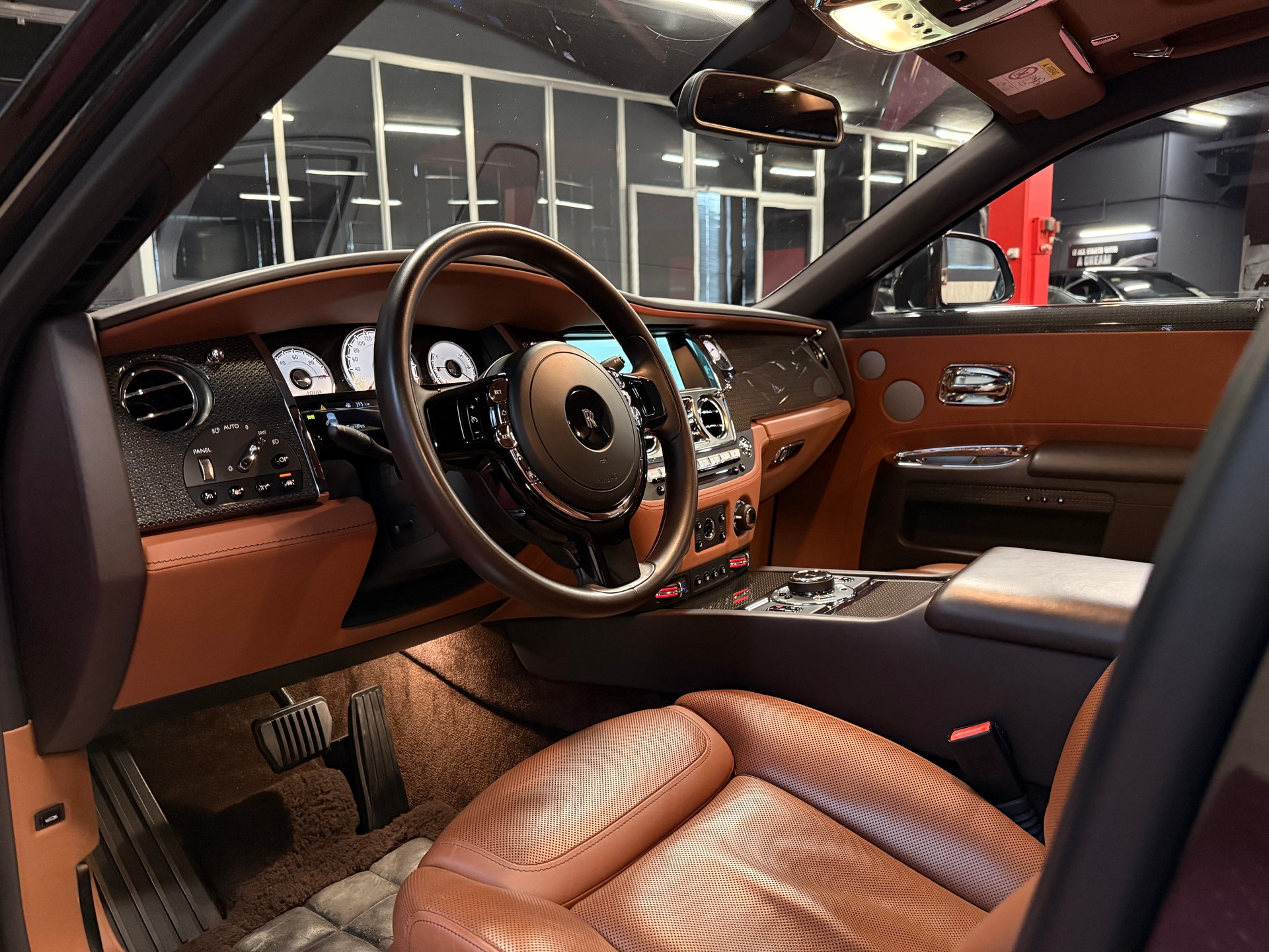 ROLLS-ROYCE Ghost 6.6 V12 Black Badge / ** Facelift / CH Fahrzeug **-image-11