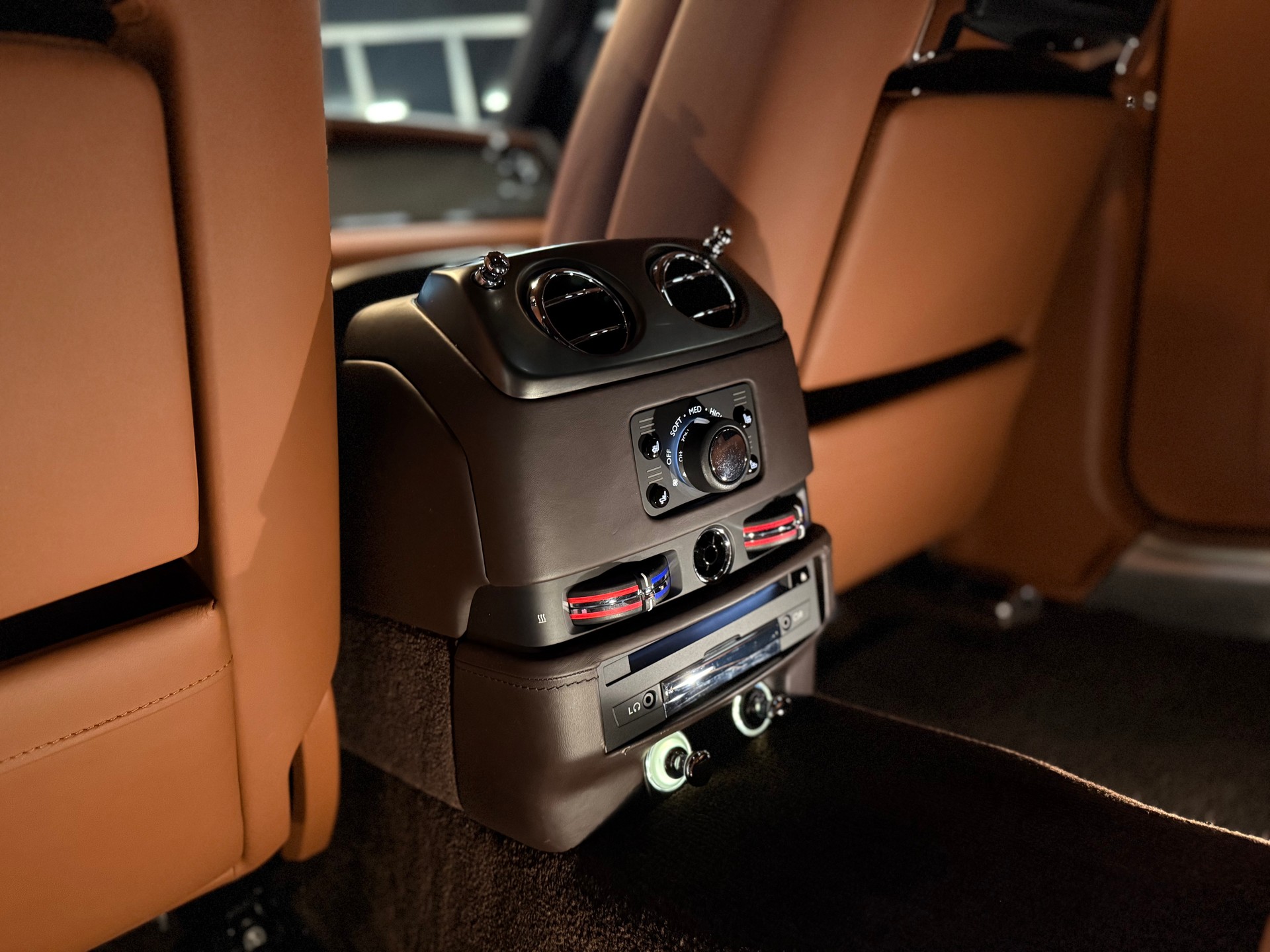 ROLLS-ROYCE Ghost 6.6 V12 Black Badge / ** Facelift / CH Fahrzeug **-image-21