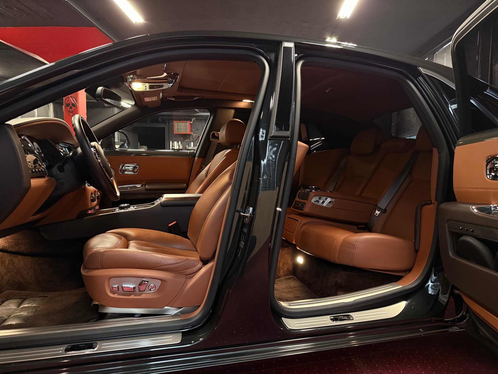 ROLLS-ROYCE Ghost 6.6 V12 Black Badge / ** Facelift / CH Fahrzeug **-image-18