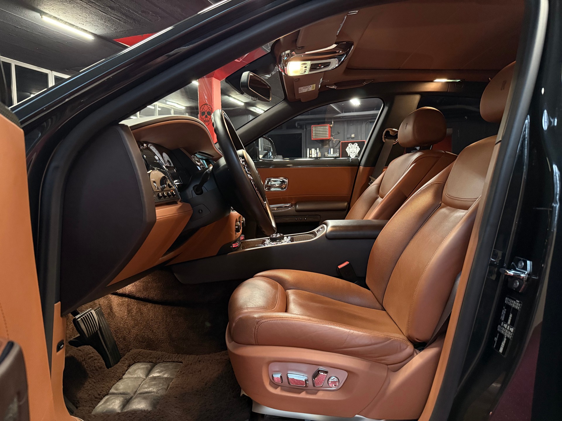 ROLLS-ROYCE Ghost 6.6 V12 Black Badge / ** Facelift / CH Fahrzeug **-image-10