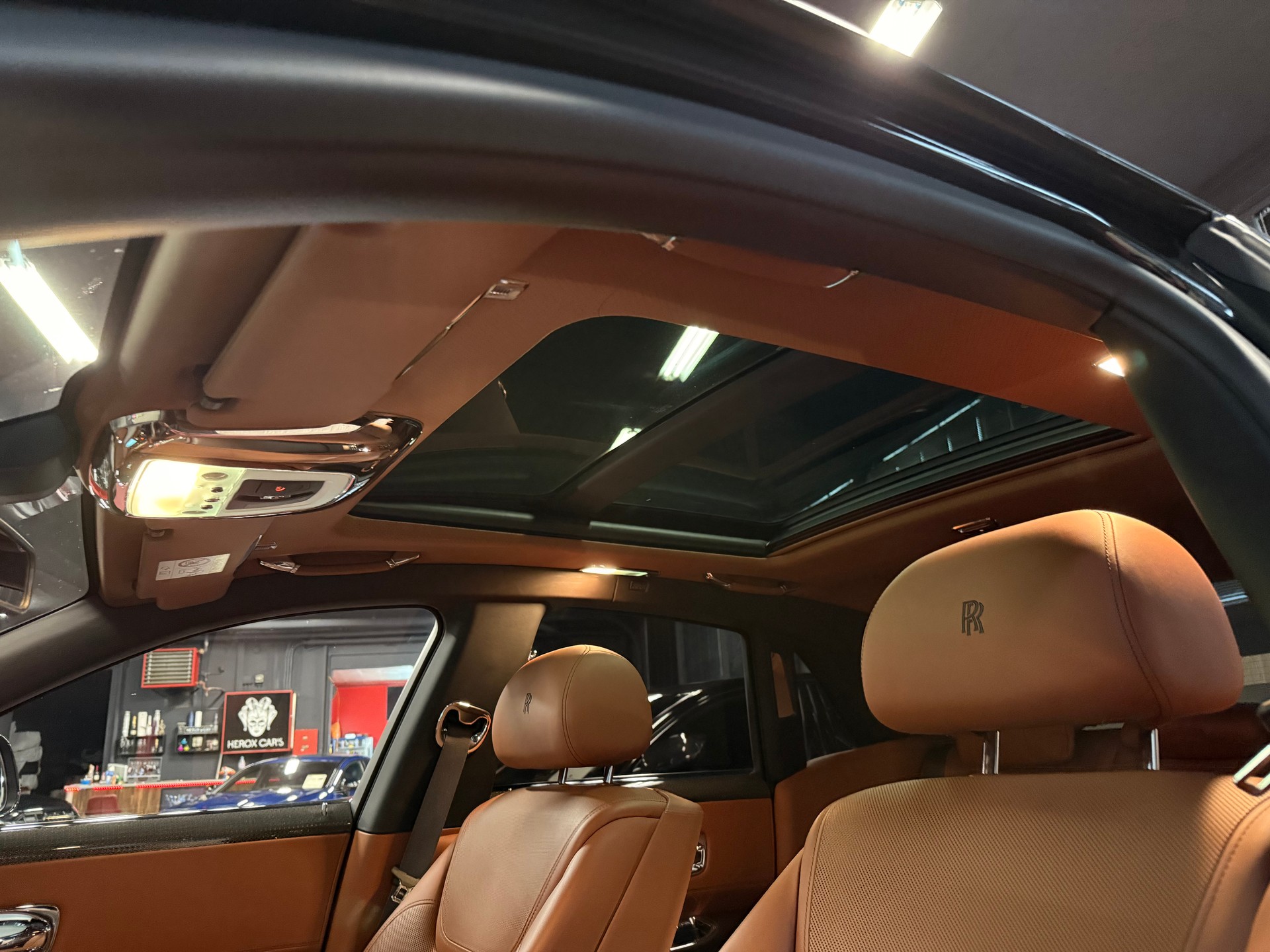 ROLLS-ROYCE Ghost 6.6 V12 Black Badge / ** Facelift / CH Fahrzeug **-image-23