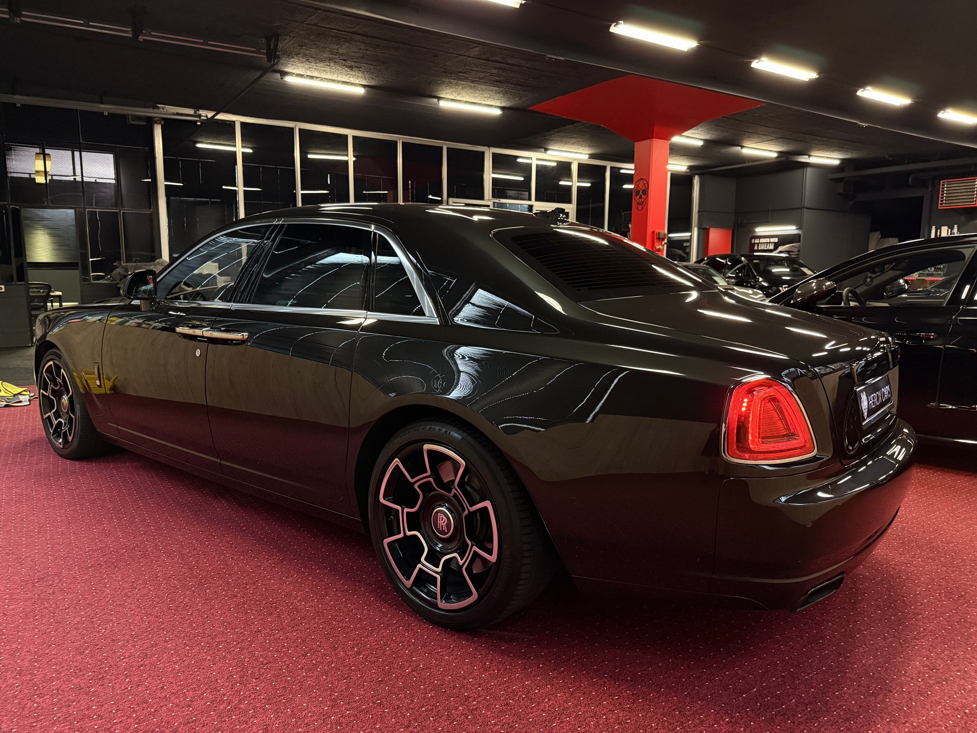 ROLLS-ROYCE Ghost 6.6 V12 Black Badge / ** Facelift / CH Fahrzeug **-image-8