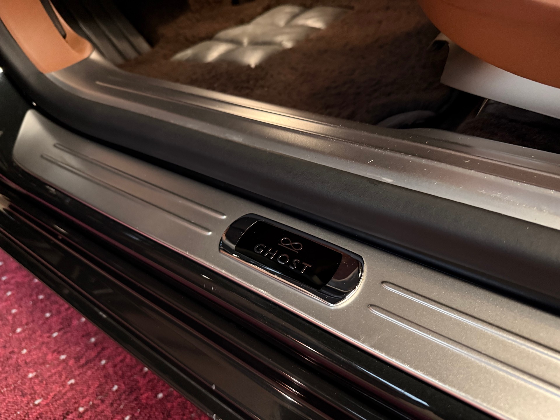 ROLLS-ROYCE Ghost 6.6 V12 Black Badge / ** Facelift / CH Fahrzeug **-image-25