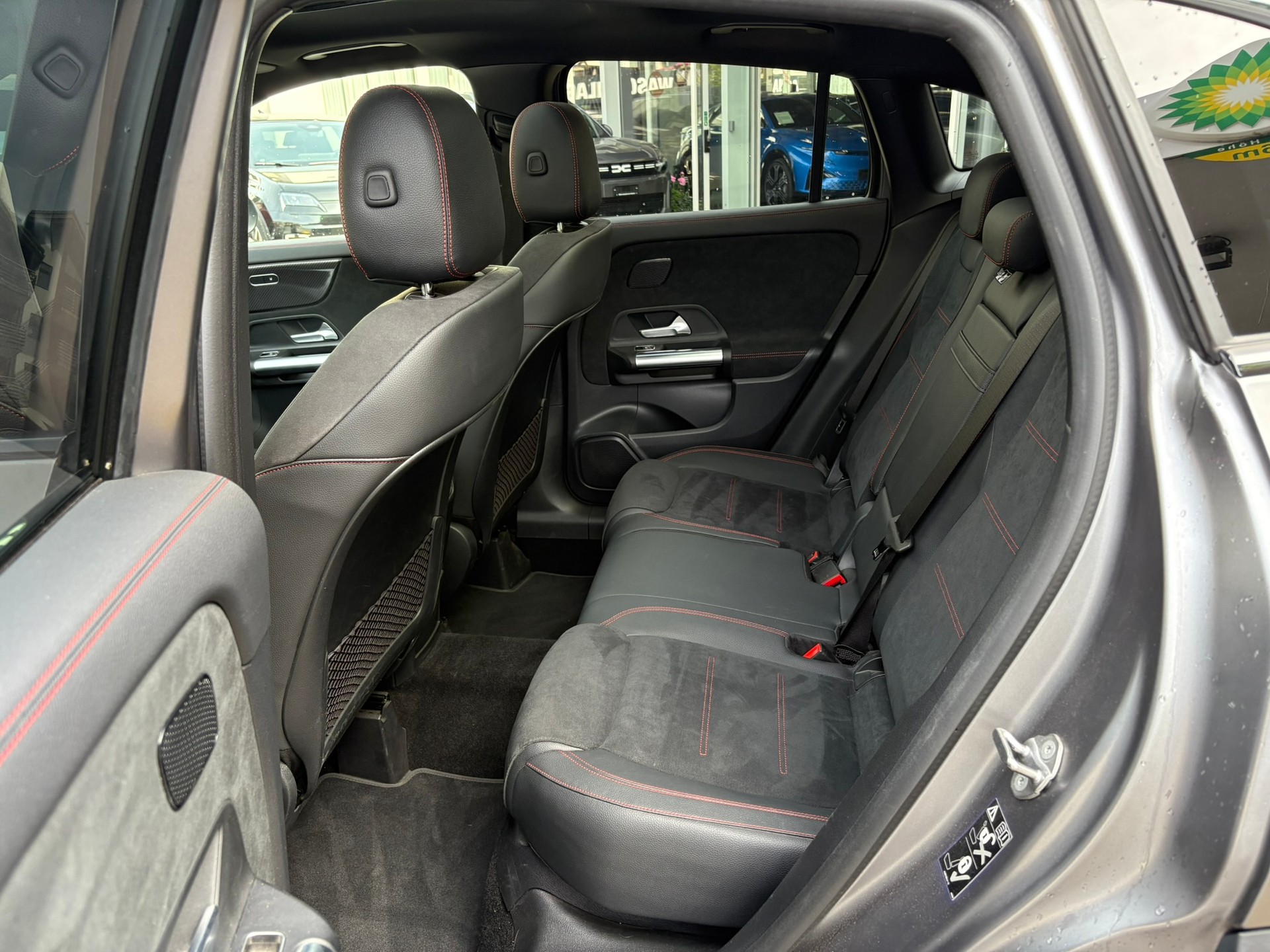 MERCEDES-BENZ GLA 250 AMG Line 4Matic-image-12