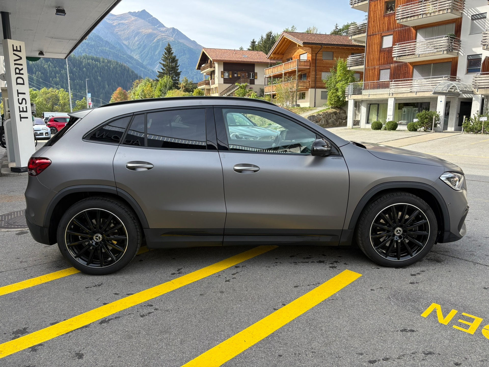 MERCEDES-BENZ GLA 250 AMG Line 4Matic-image-3