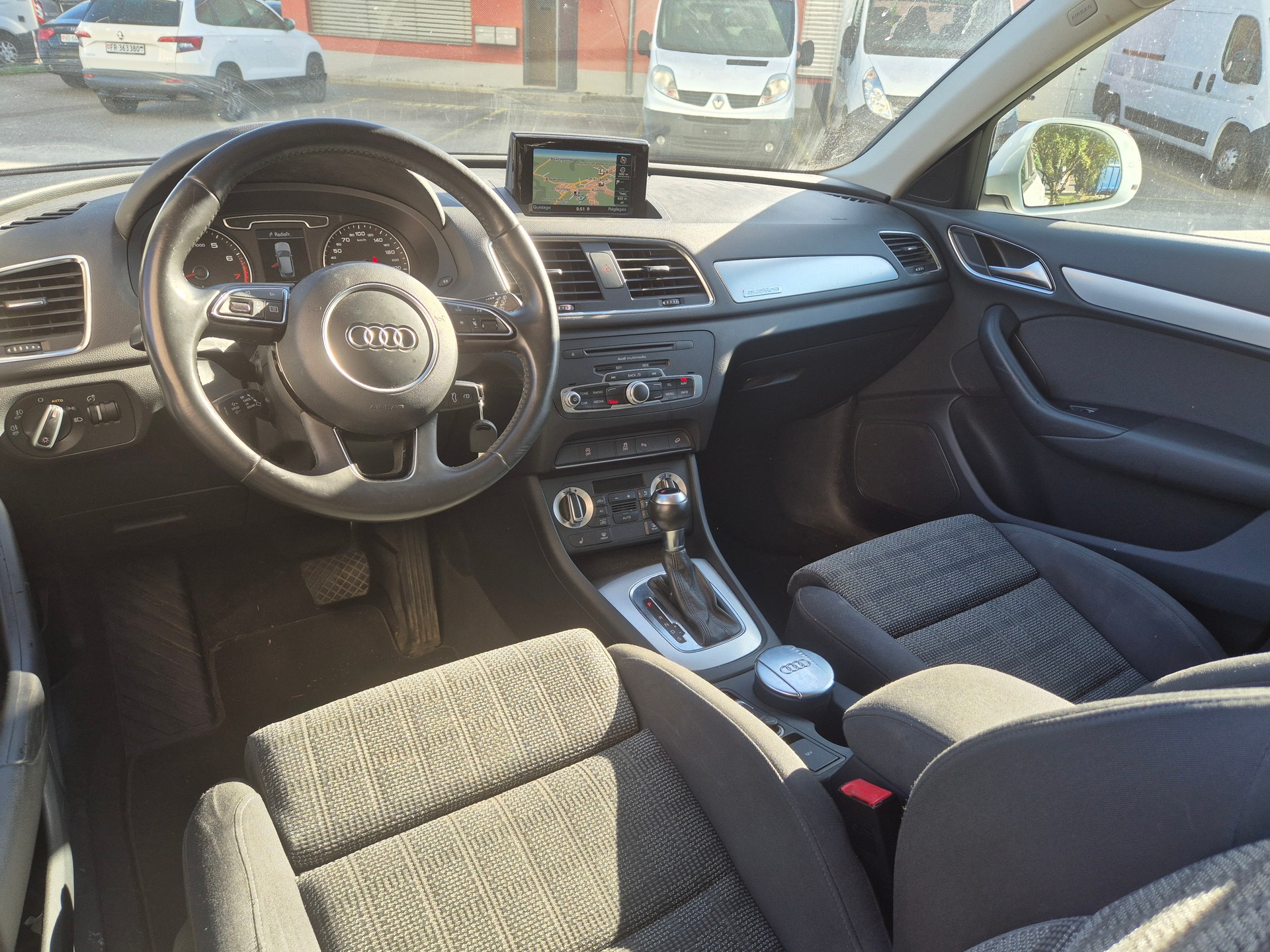 AUDI Q3 2.0 TFSI quattro S-tronic-image-3