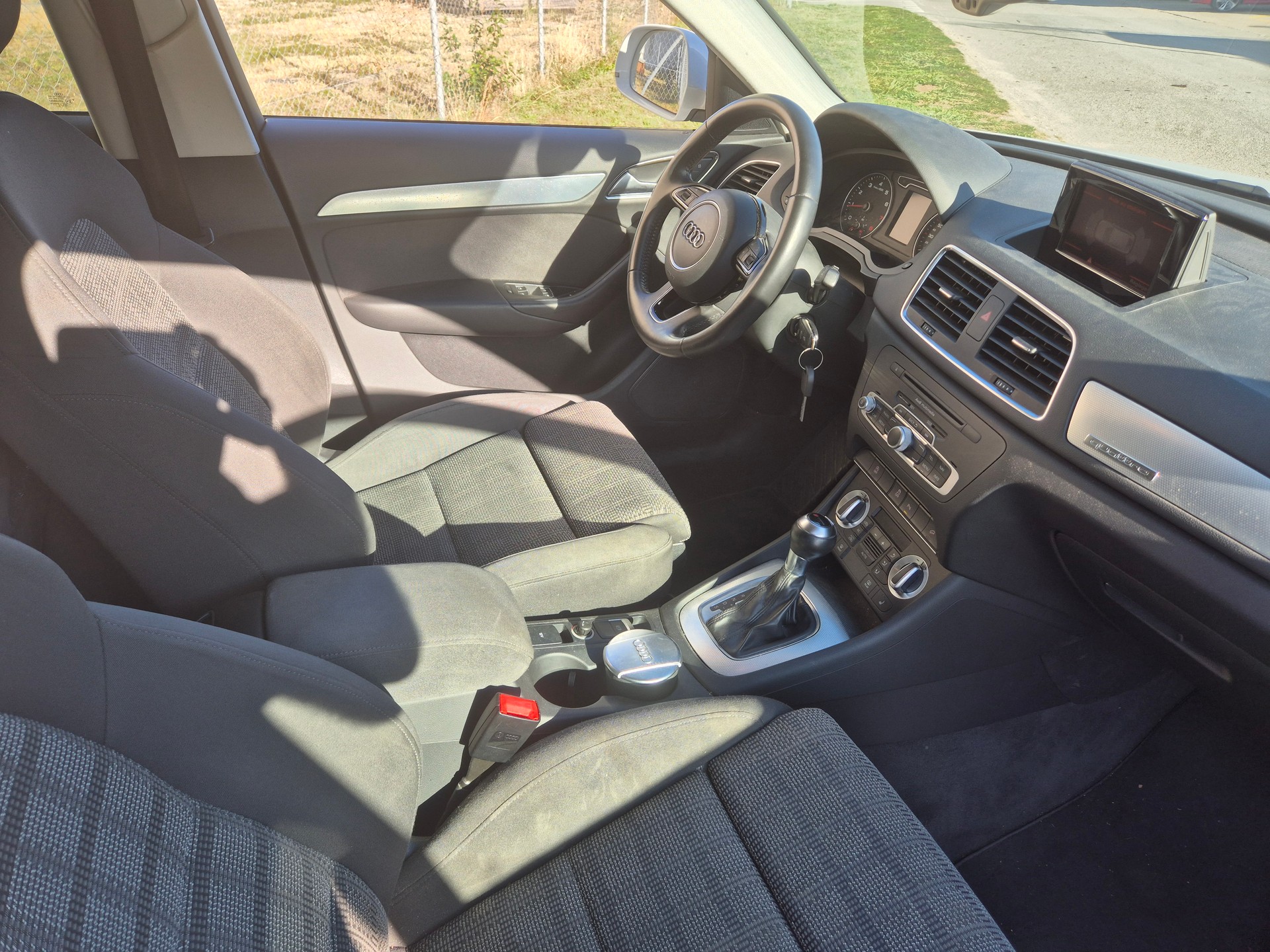 AUDI Q3 2.0 TFSI quattro S-tronic-image-1