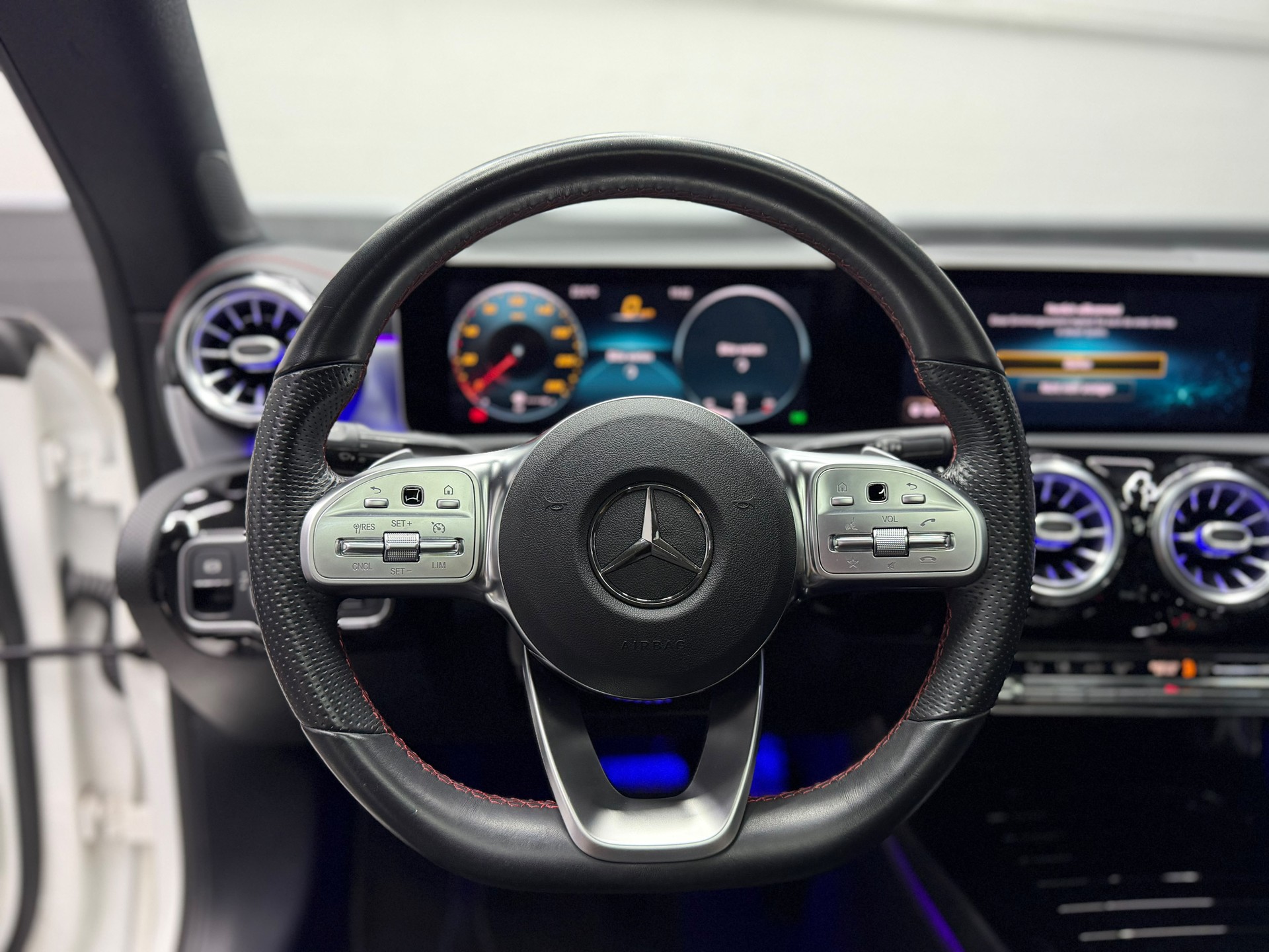MERCEDES-BENZ CLA 250 AMG Line 7G-DCT | CH-Auto | Panoramadach | Ambiente | Rückfahrkamera-image-18