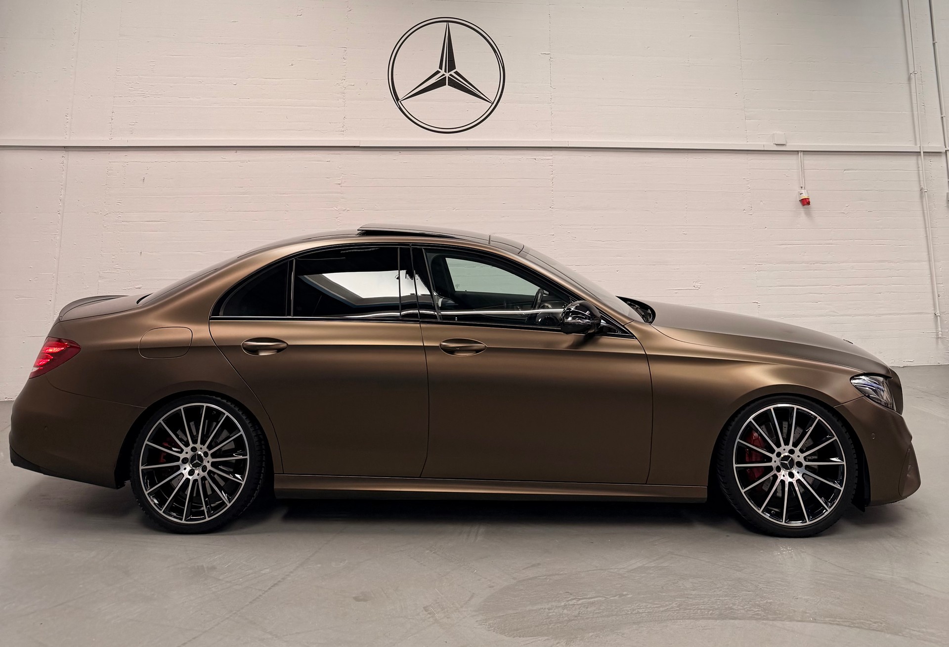 MERCEDES-BENZ E 43 AMG 4Matic 9G-Tronic Limited Matt Brown Performance Vollausstattung-image-4