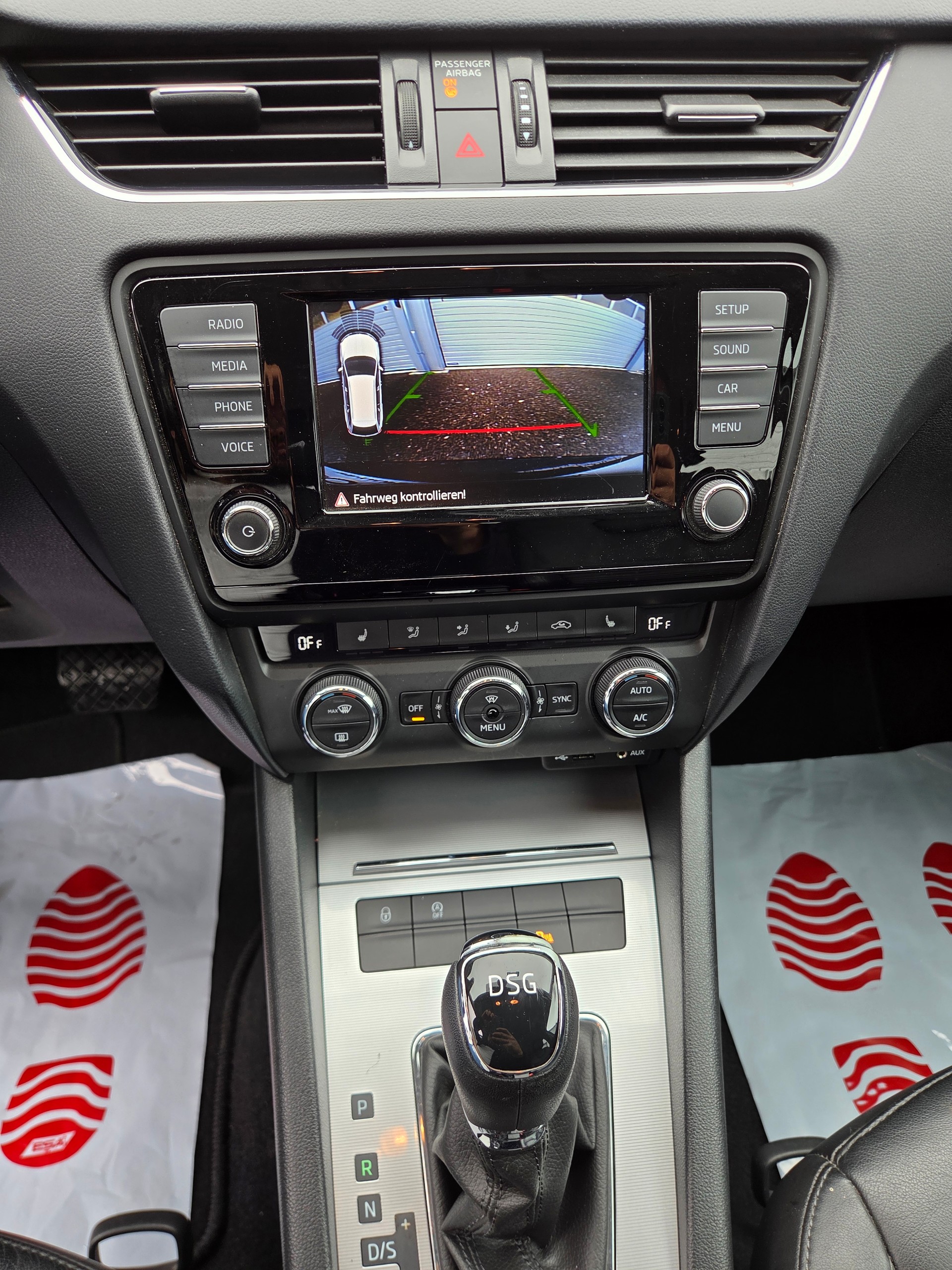SKODA Octavia Combi 1.4 TSI Style DSG-image-9