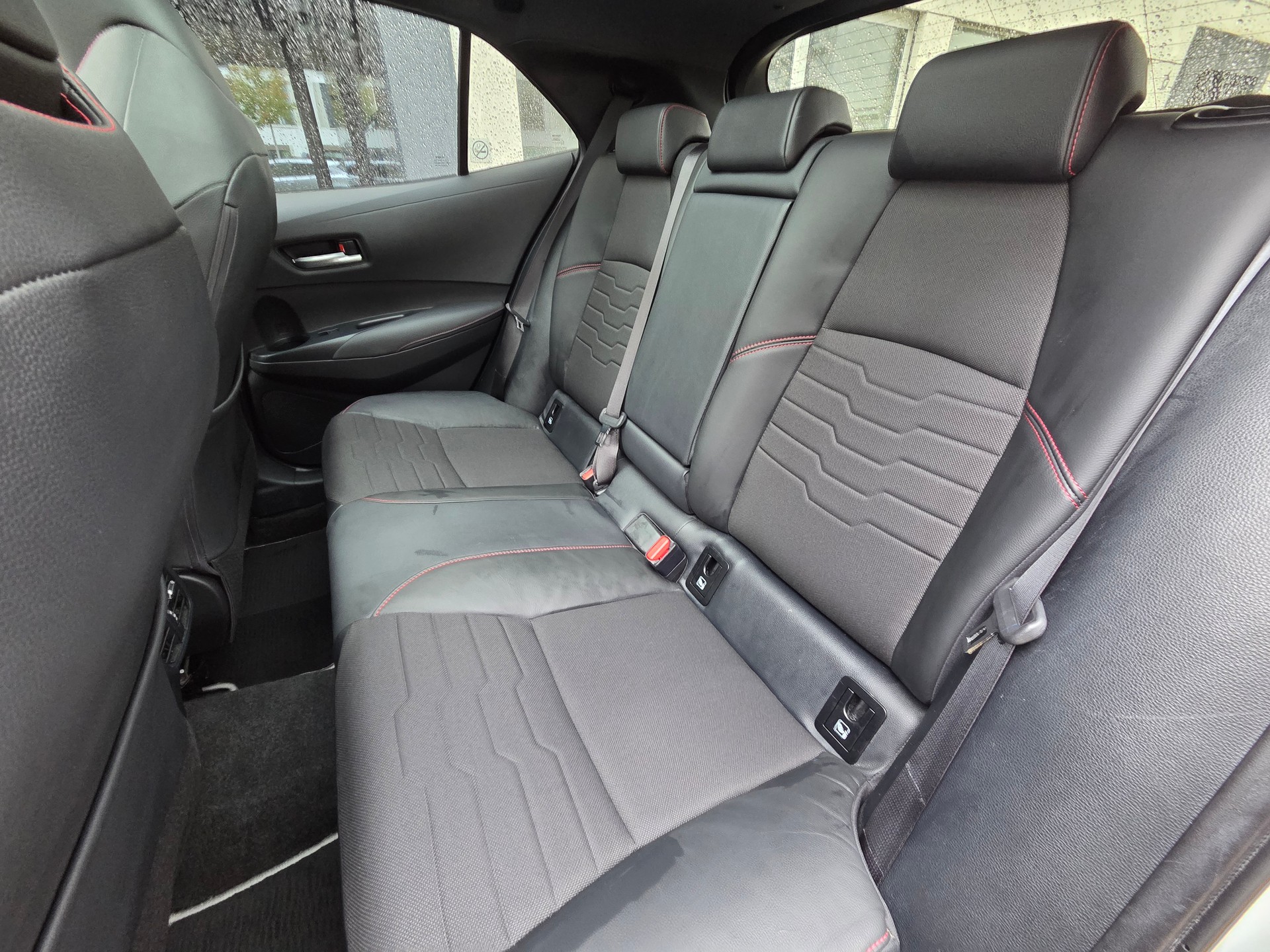 TOYOTA Corolla 2.0 HSD Premium e-CVT-image-17