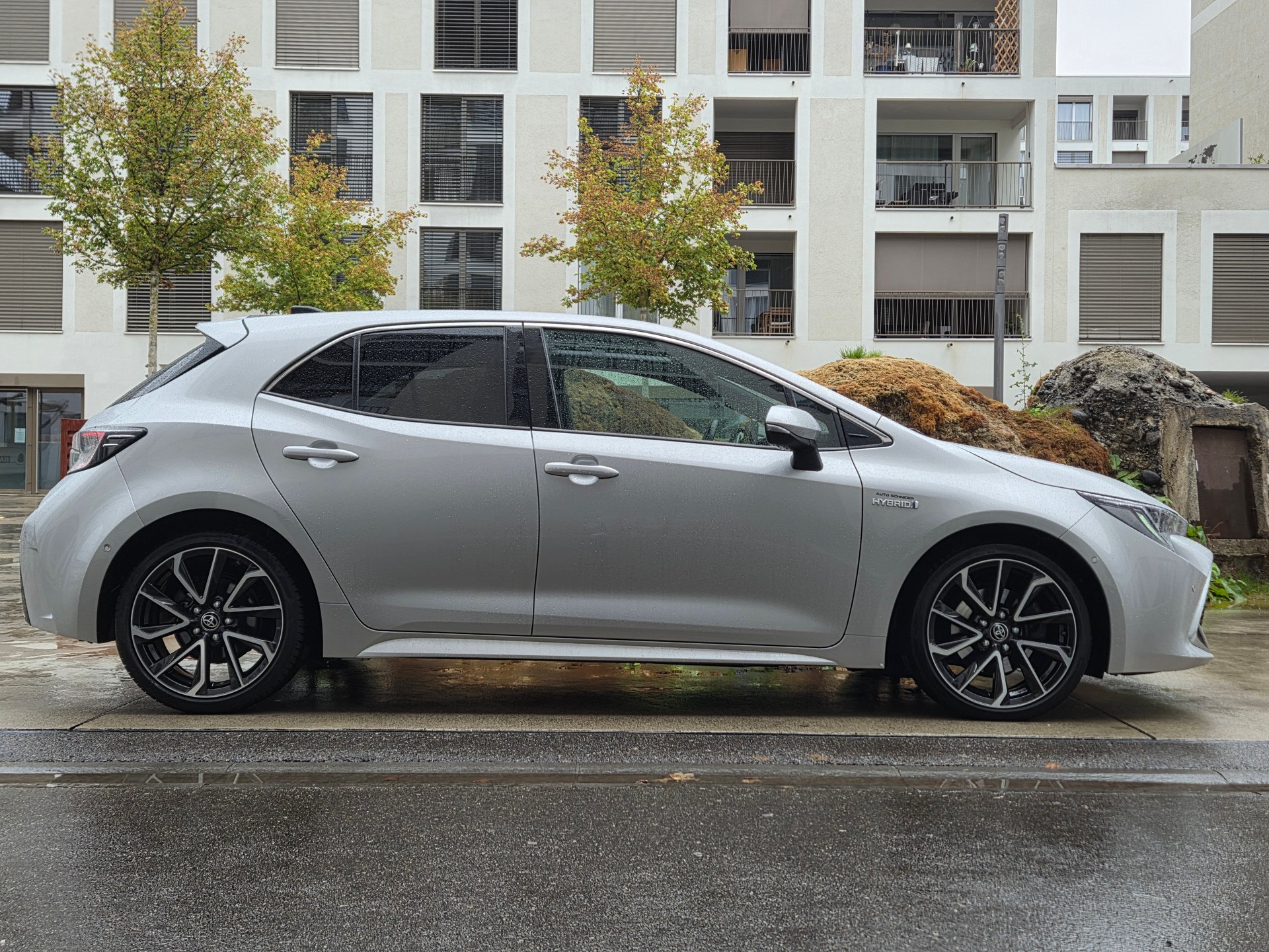 TOYOTA Corolla 2.0 HSD Premium e-CVT-image-2
