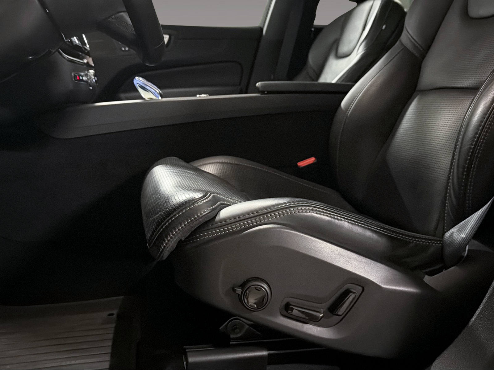 VOLVO XC60 2.0 T6 TE Ultimate Dark eAWD-image-10