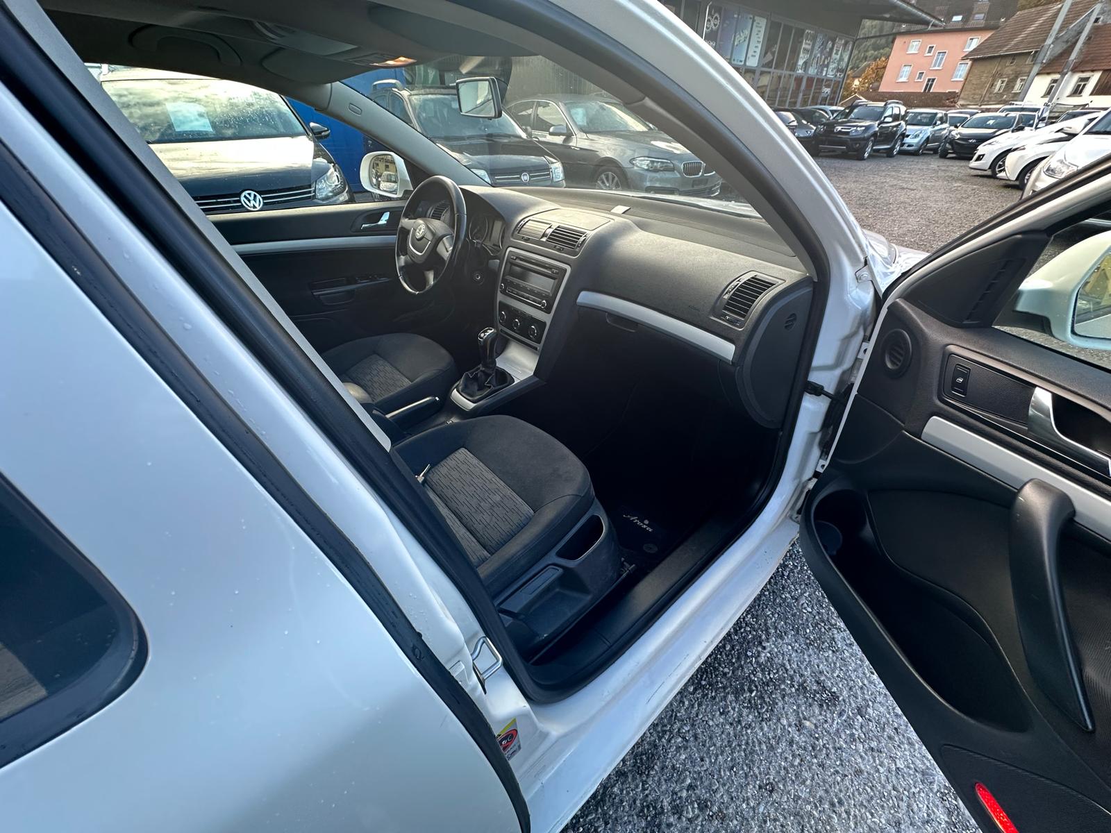 SKODA Octavia Combi 2.0 TDI AllDrive 4x4-image-9