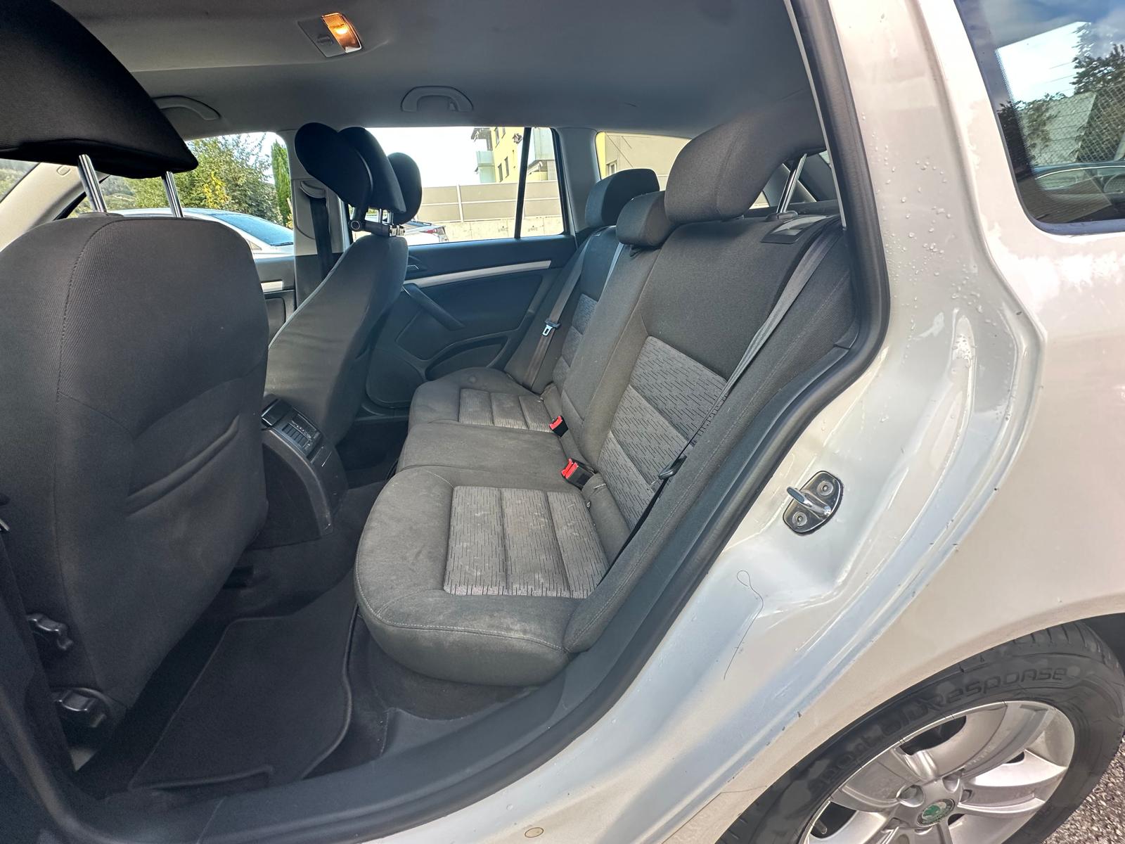 SKODA Octavia Combi 2.0 TDI AllDrive 4x4-image-11