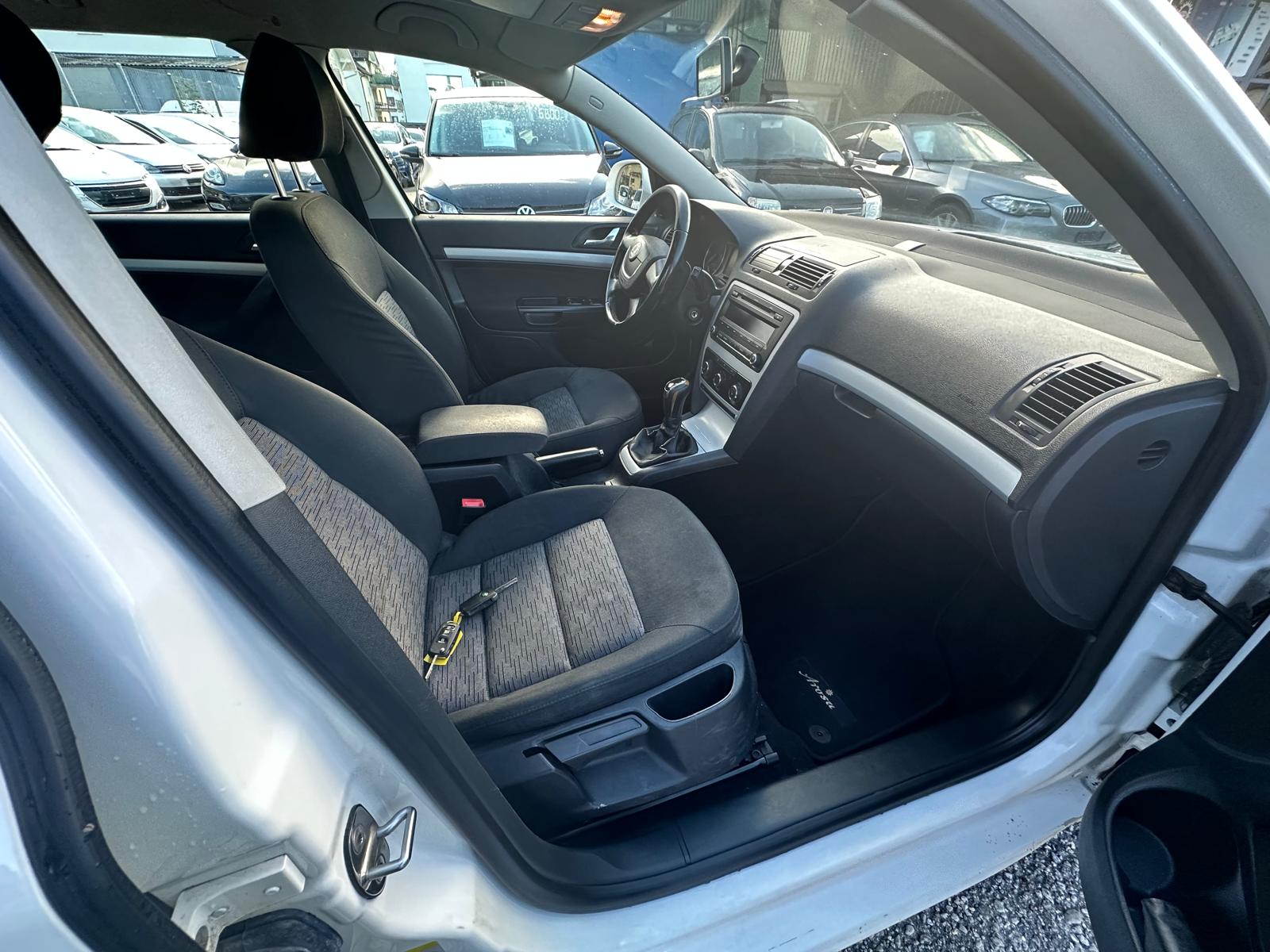 SKODA Octavia Combi 2.0 TDI AllDrive 4x4-image-8